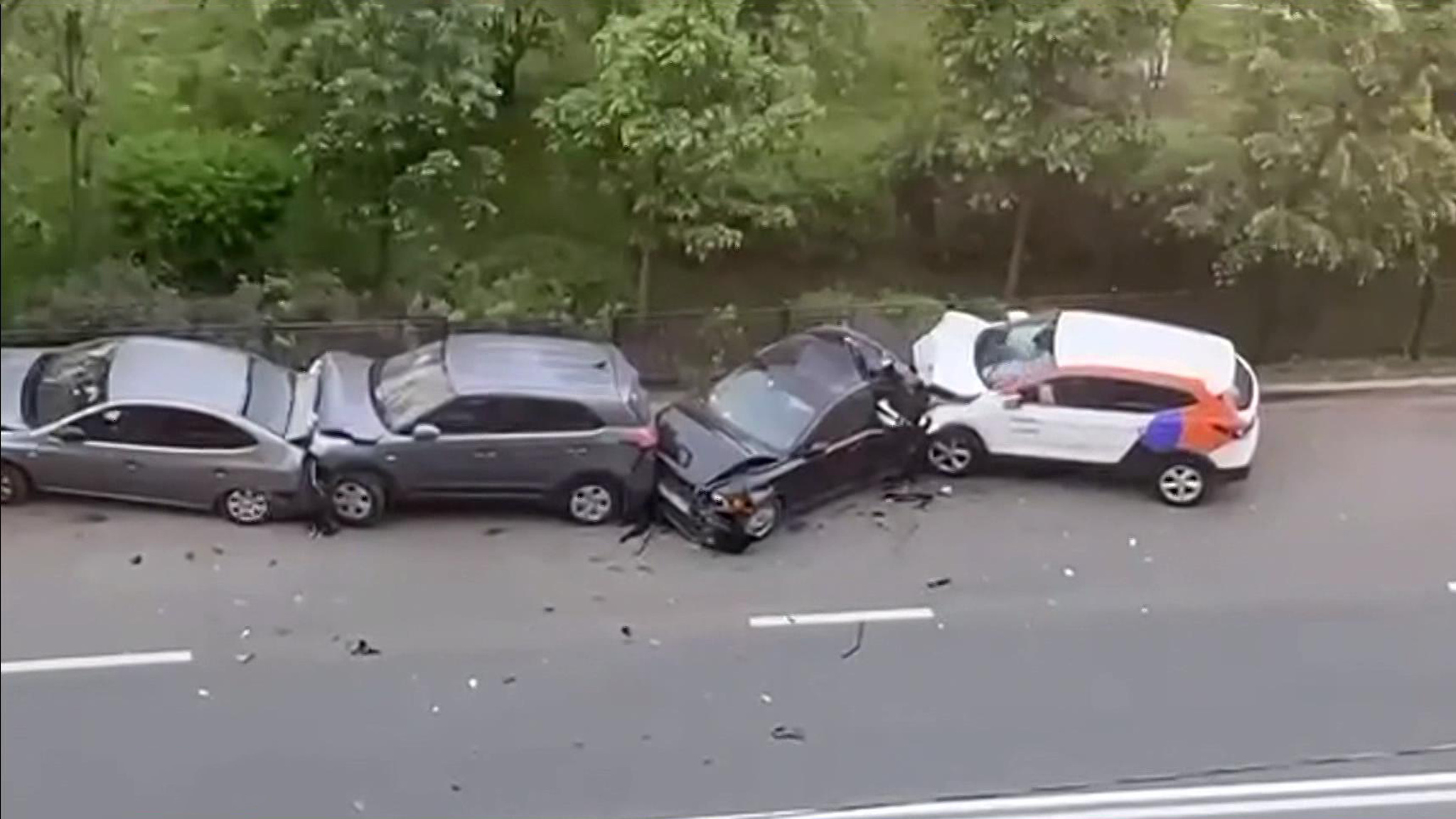 Водитель каршеринга въехал в припаркованные автомобили