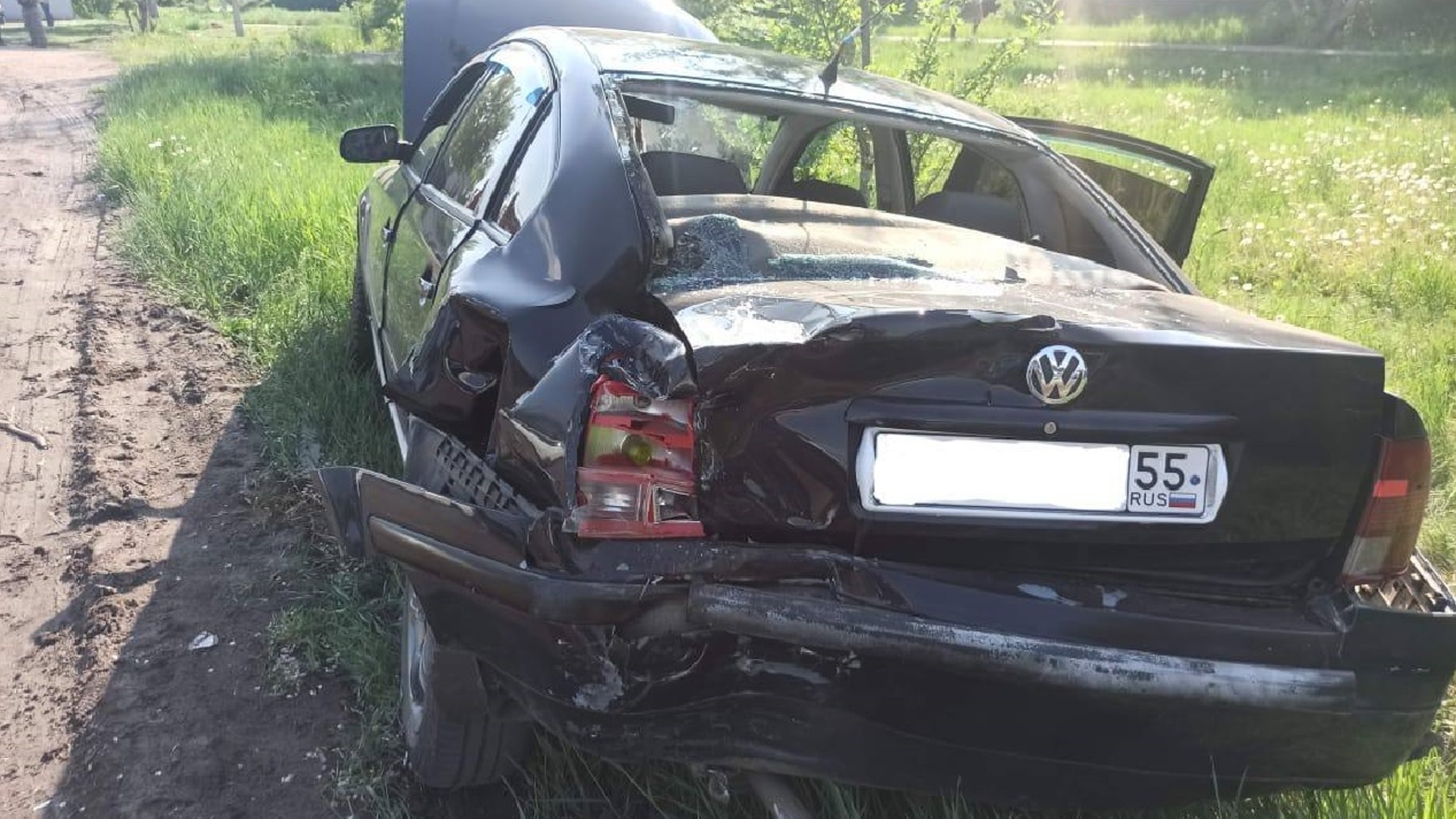 На видео попал момент ДТП в Омске, где пострадал полицейский
