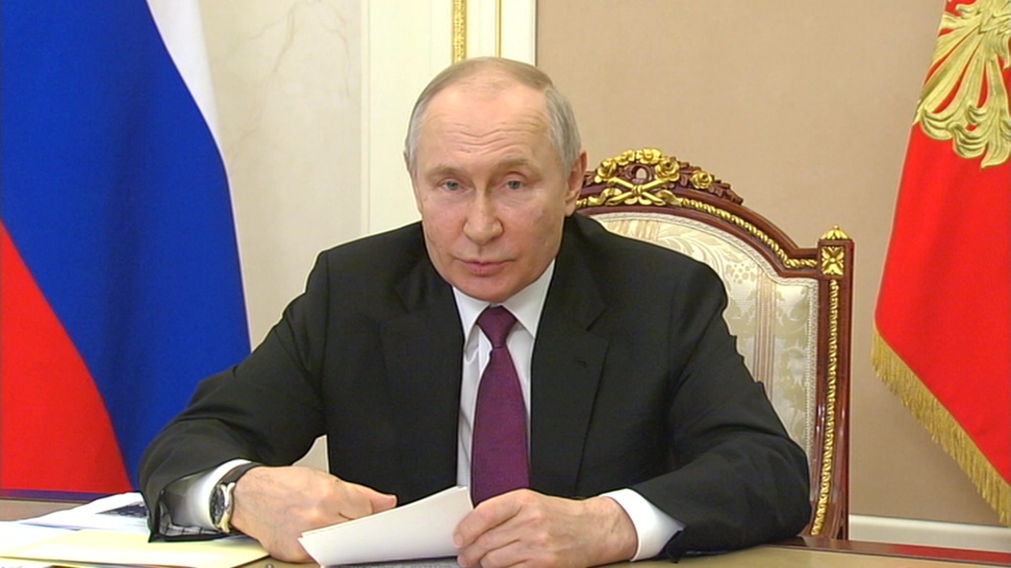 Путин поручил ускорить работу по единому статусу многодетной семьи
