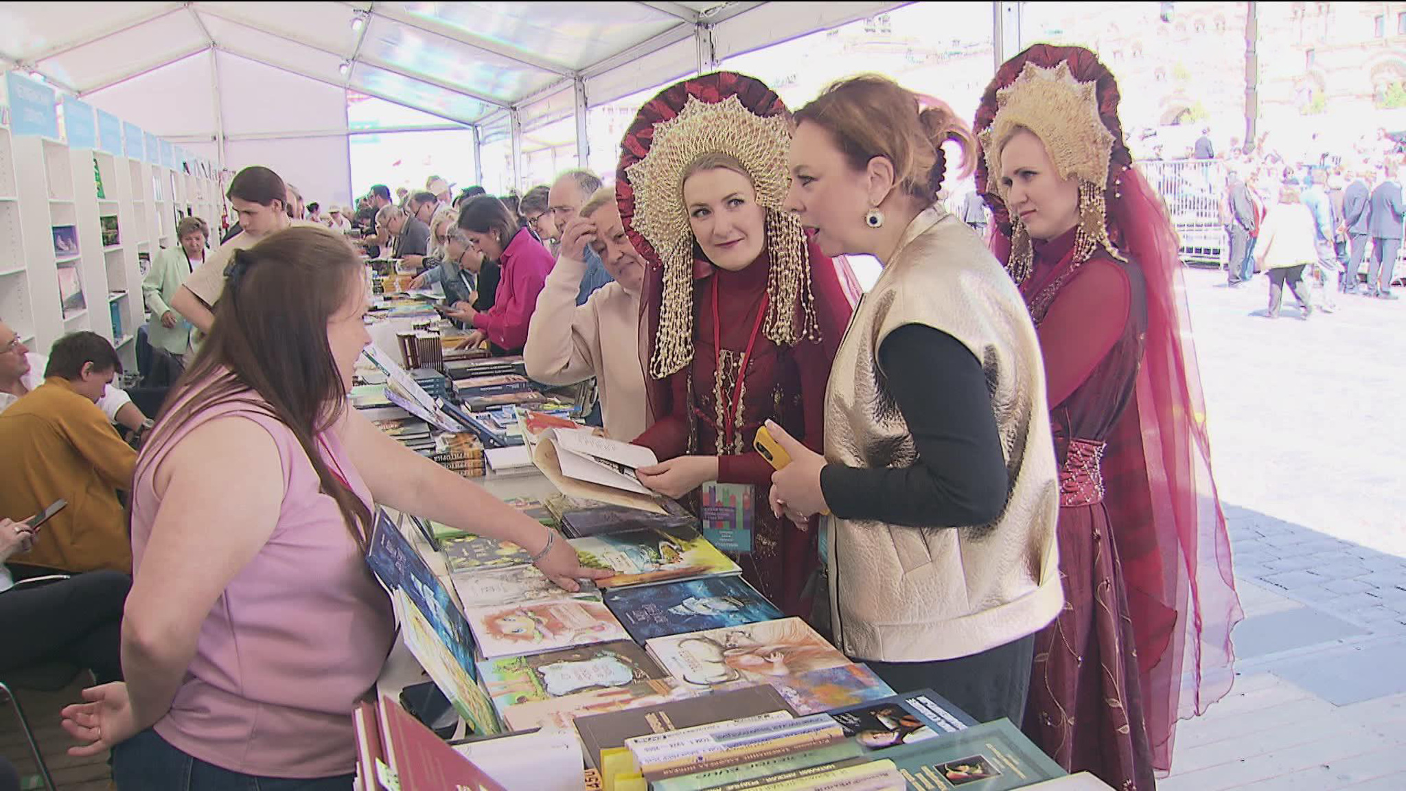 IX Книжный фестиваль "Красная площадь" начал свою работу