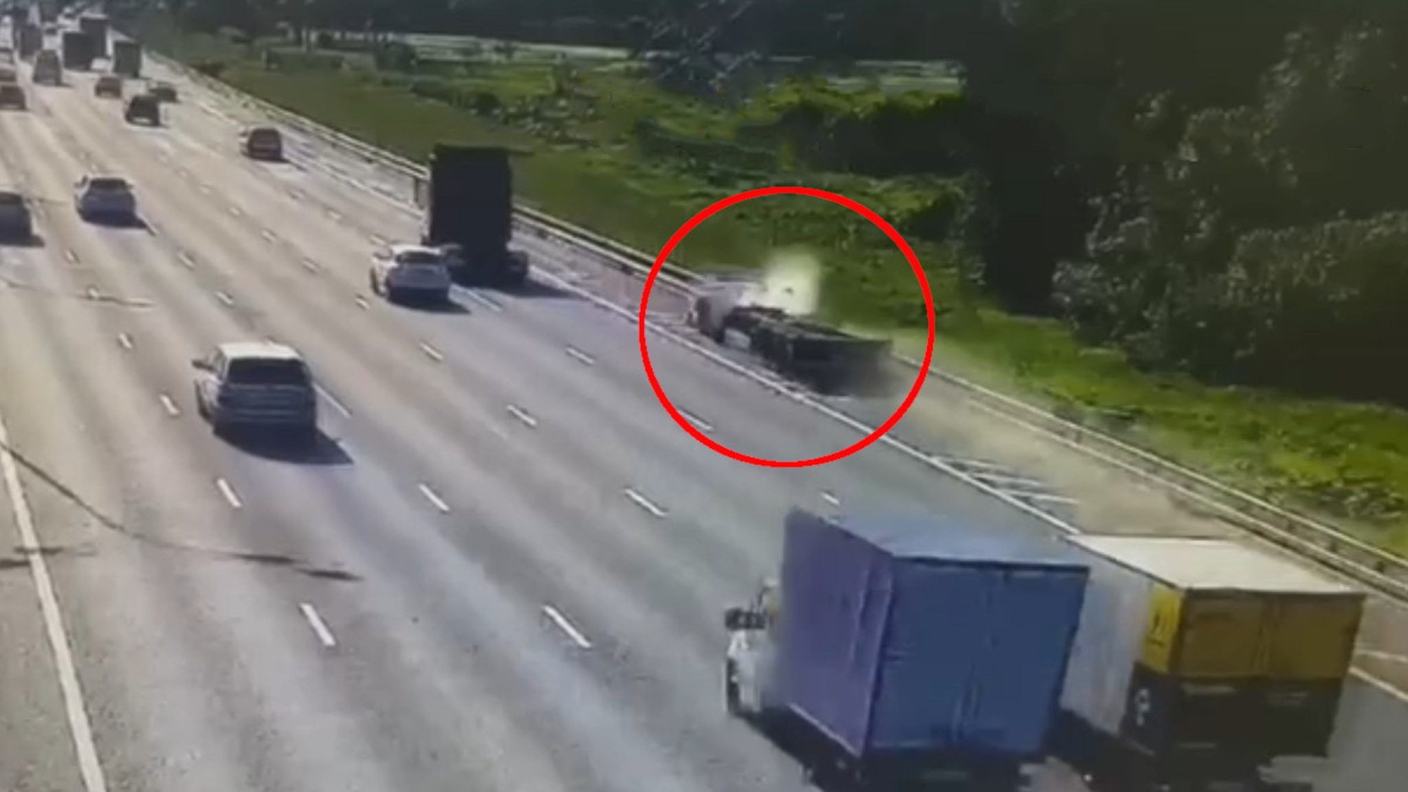 Камера сняла момент смертельной аварии на МКАД