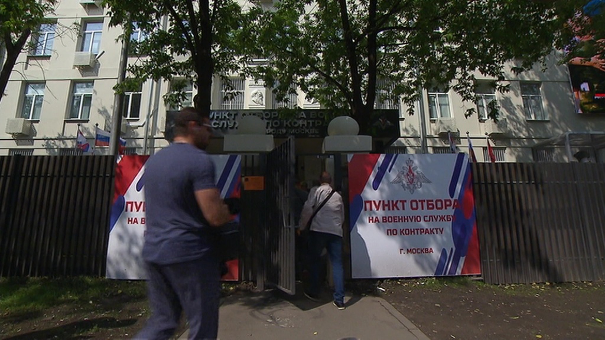 Желающие служить по контракту в зоне спецоперации выстраиваются в очереди