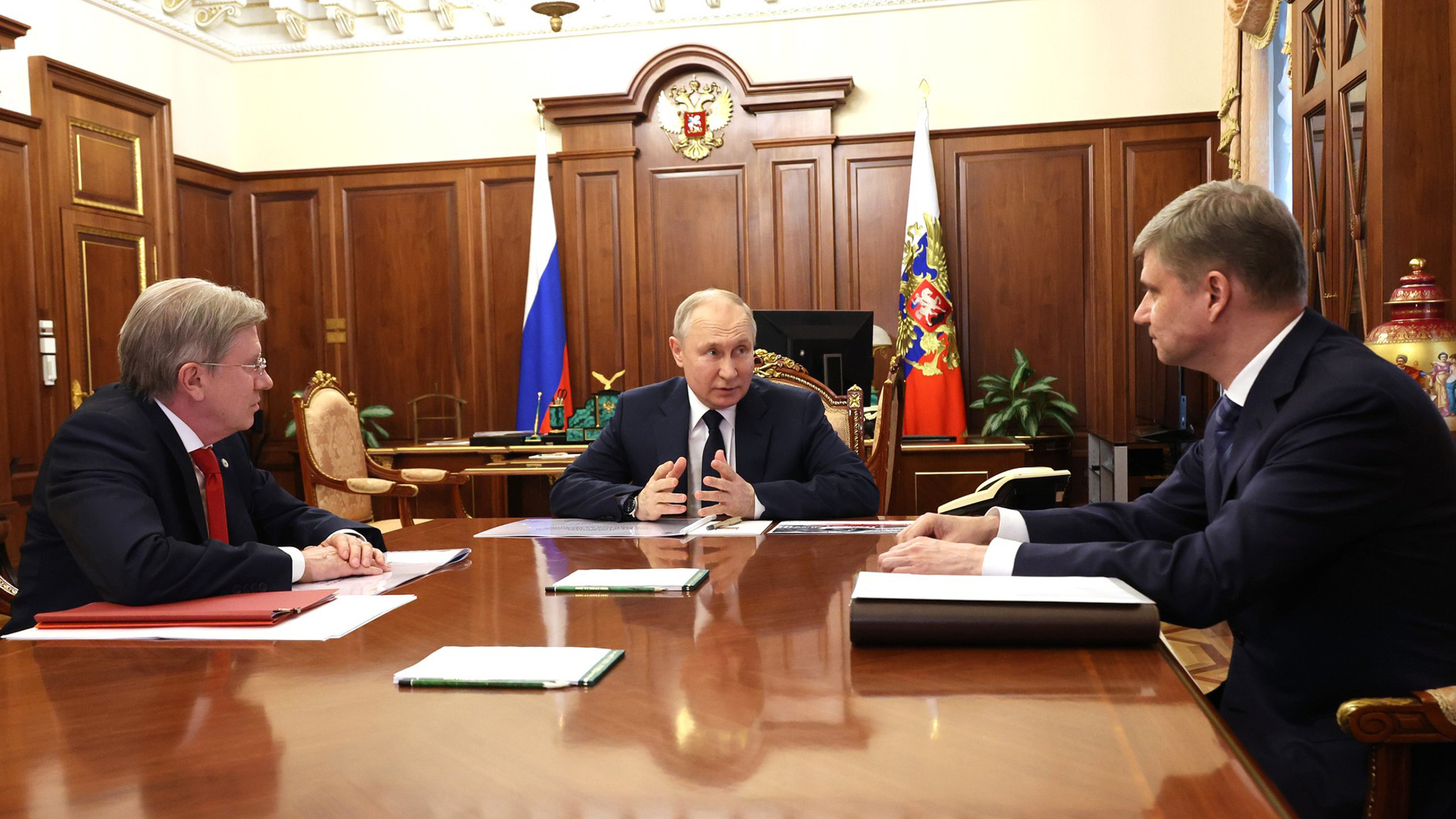 Сухопутный коридор в Крым: Путин обсудил развитие дорог и аэропортов России