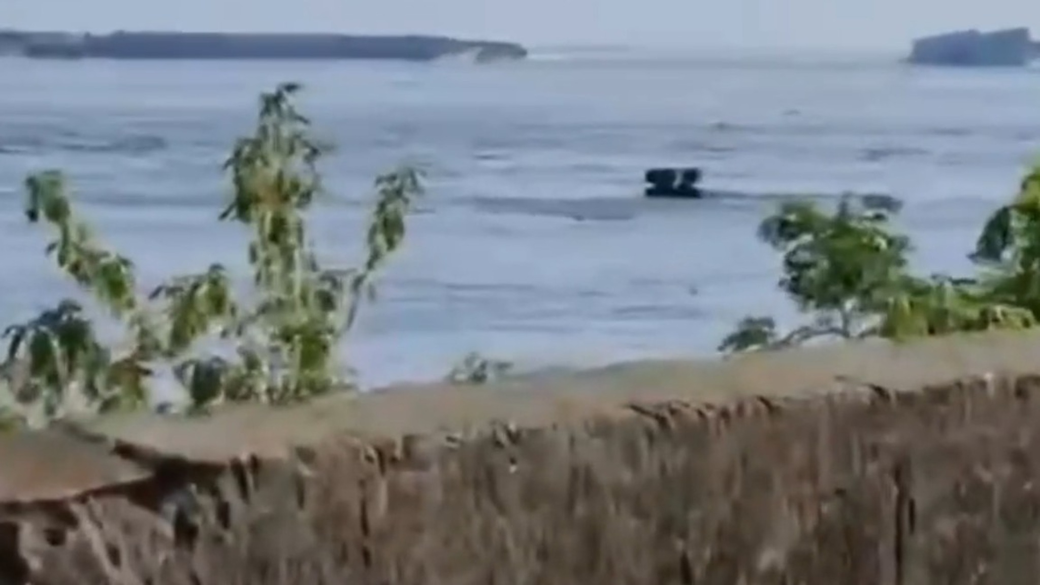 Каховская ГЭС полностью ушла под воду
