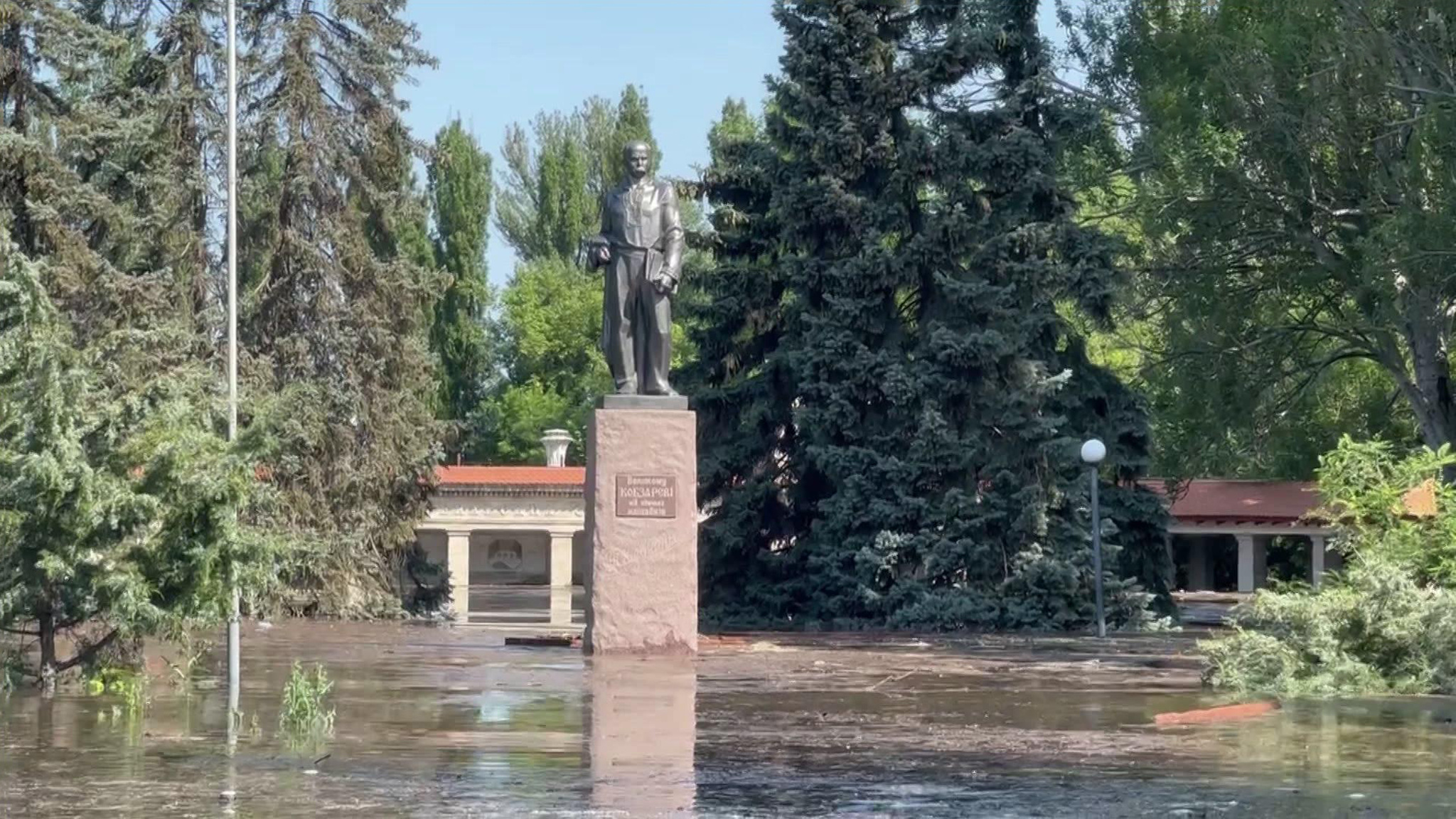 Каховская ГЭС разрушена, люди спасаются от большой воды