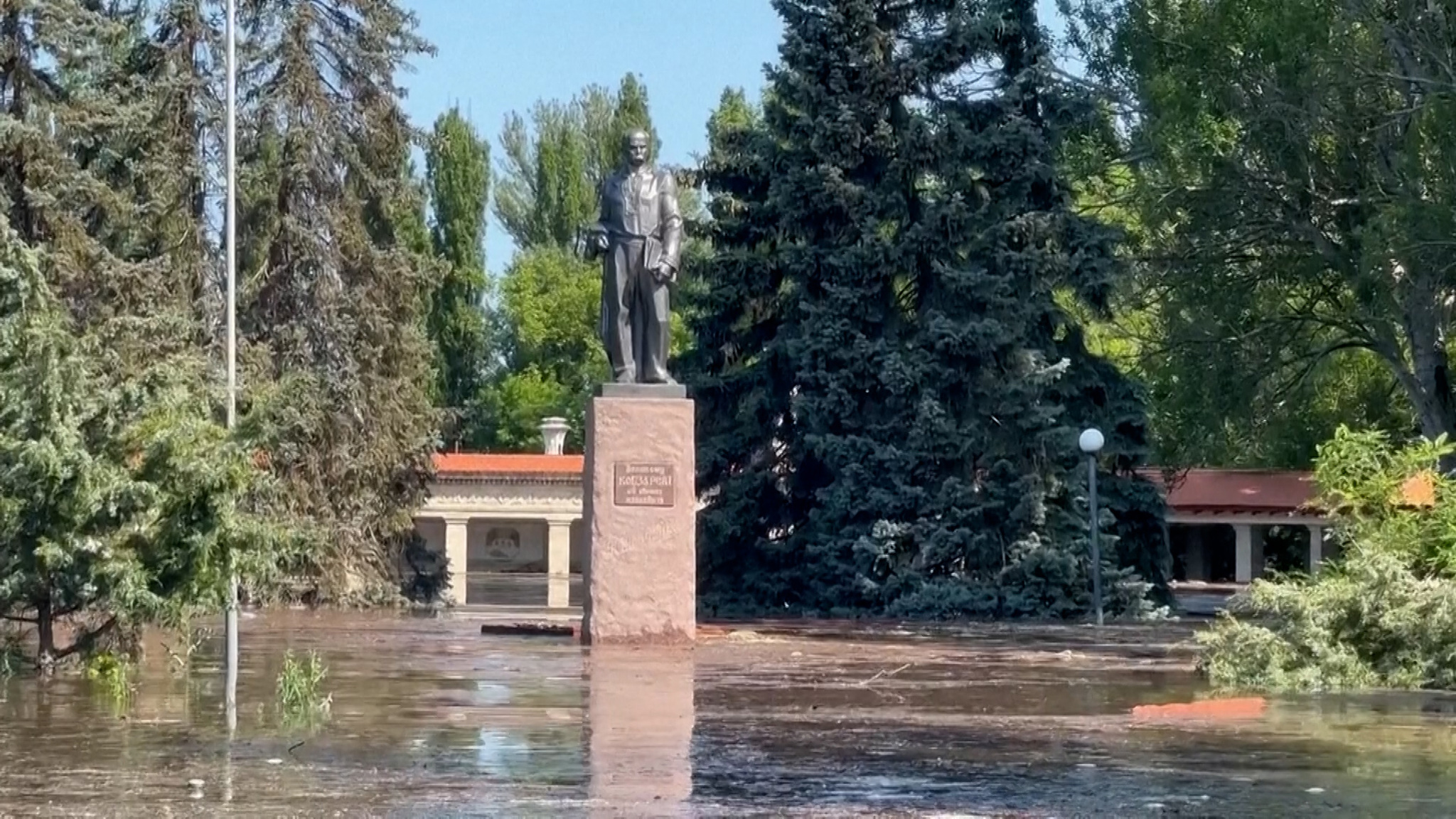 ЧП на ГЭС: частные дома затоплены под крыши, многоквартирные – на несколько этажей