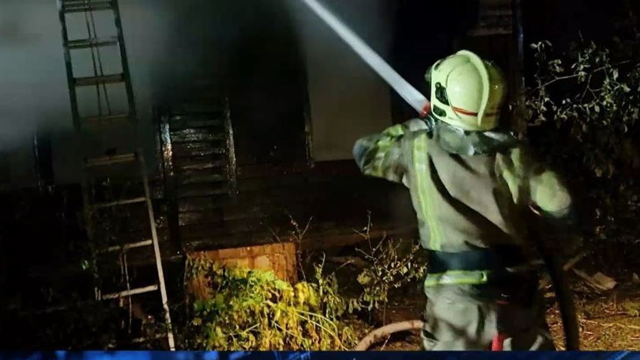 Неэксплуатируемое здание горело ночью в Йошкар-Оле