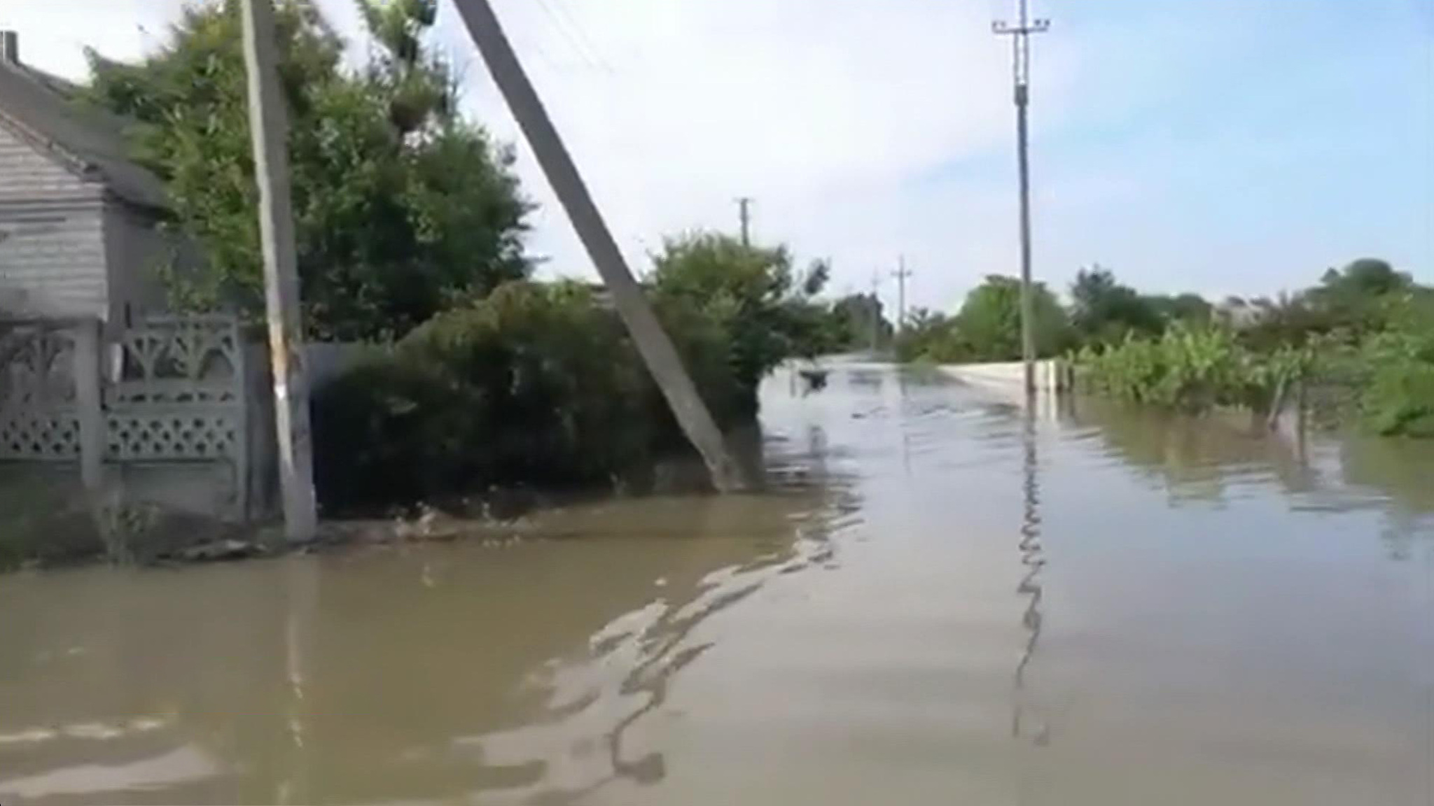 Вода медленно отступает из Новой Каховки