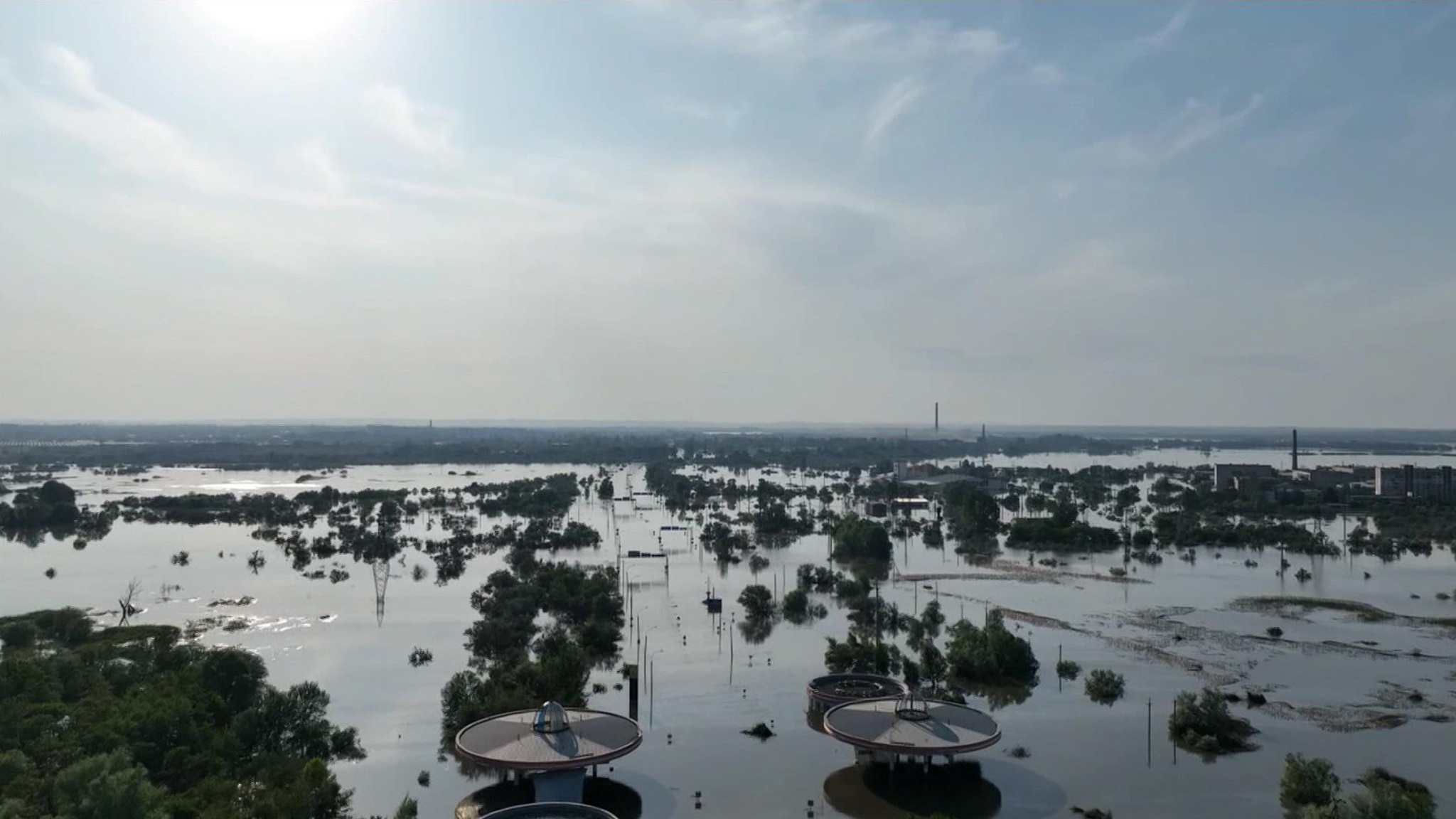 В Алешках из-под воды видны только крыши и столбы