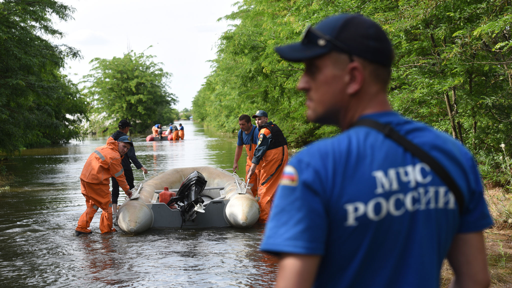 Людей эвакуируют из зоны затопления под украинскими обстрелами