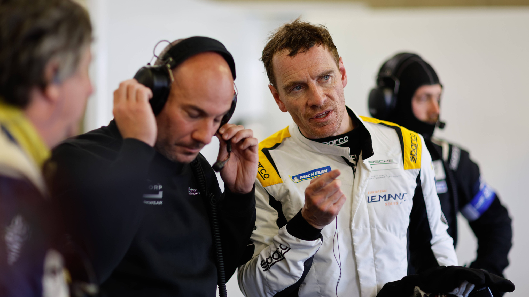 Майкл Фассбендер попал в аварию на гонках Le Mans во Франции