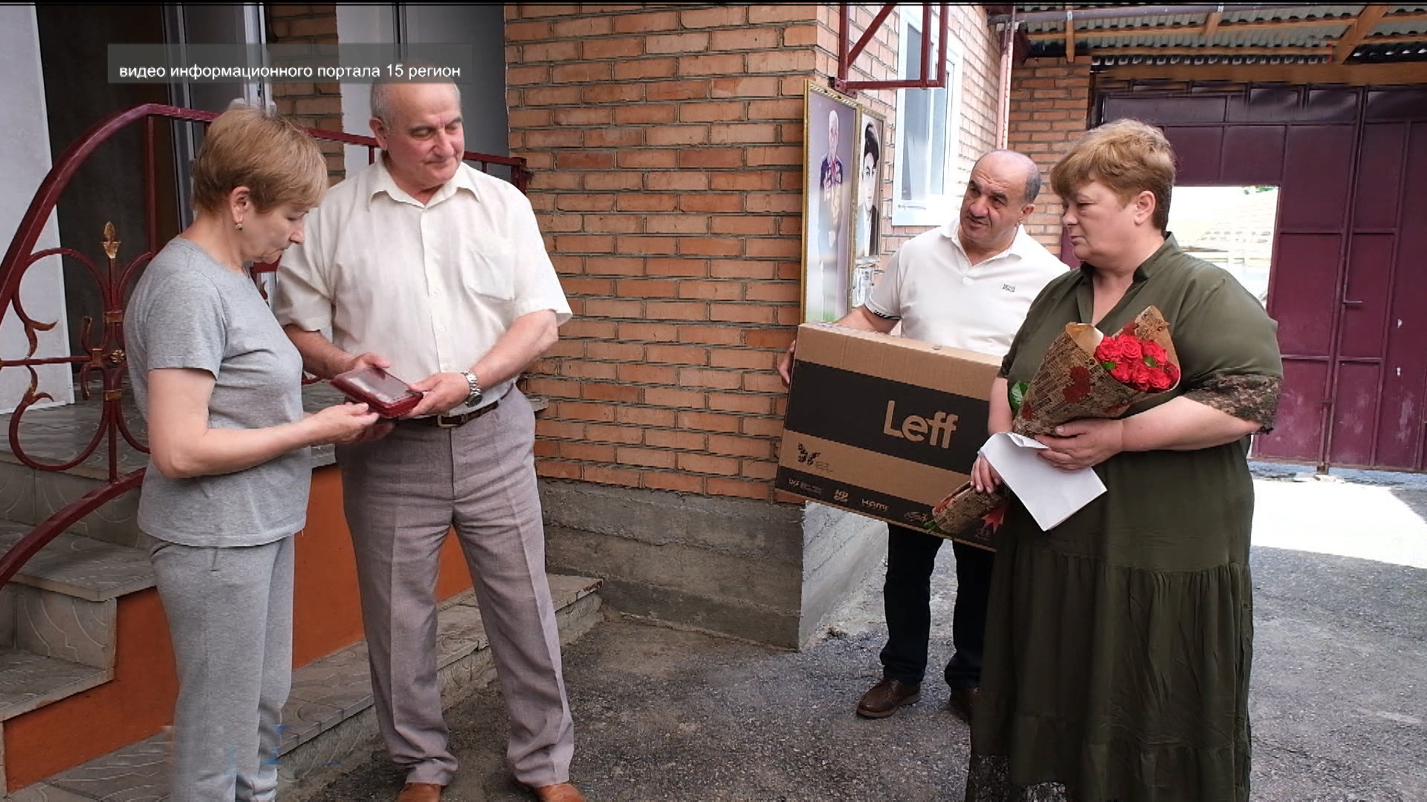 Ветеранам Валентине Баулиной и Сафарби Цалиеву передали медали "В память 80-летия Прохоровского сражения"