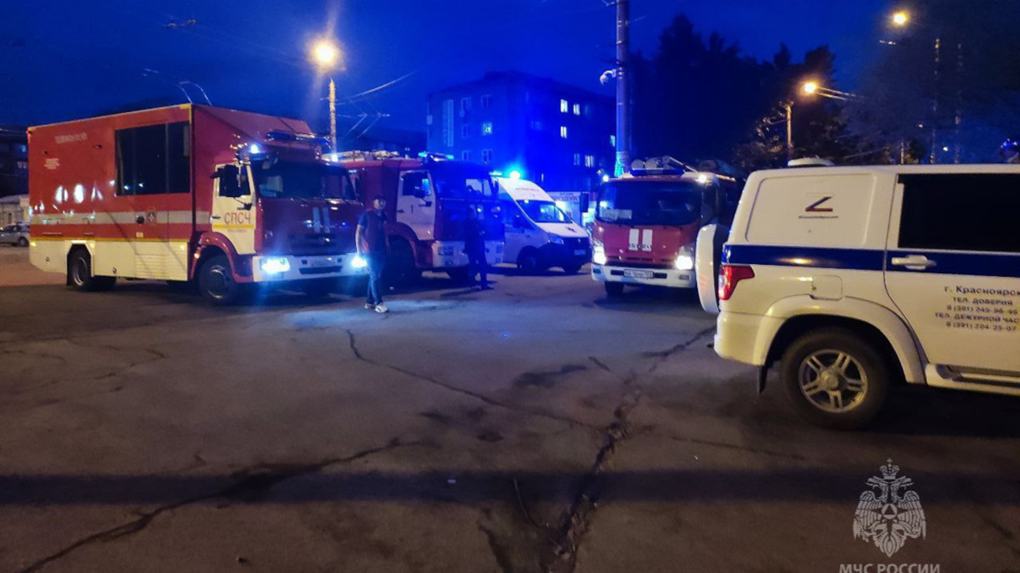 Спасатели показали кадры с места тушения крупного пожара в Красноярске