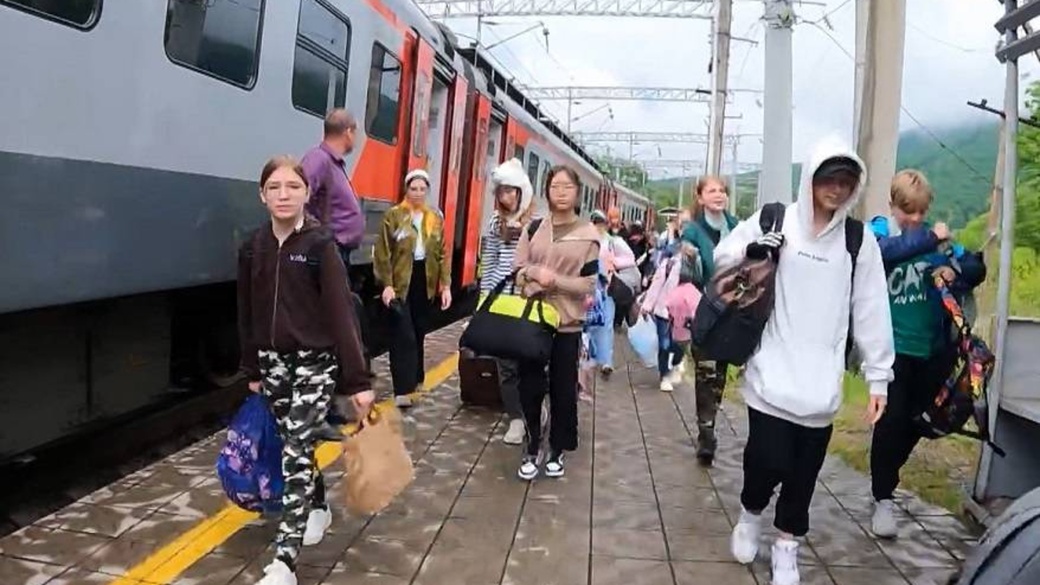 Спецрейсами на экспрессе доставляют детвору в летние лагеря редкого наследия советской эпохи