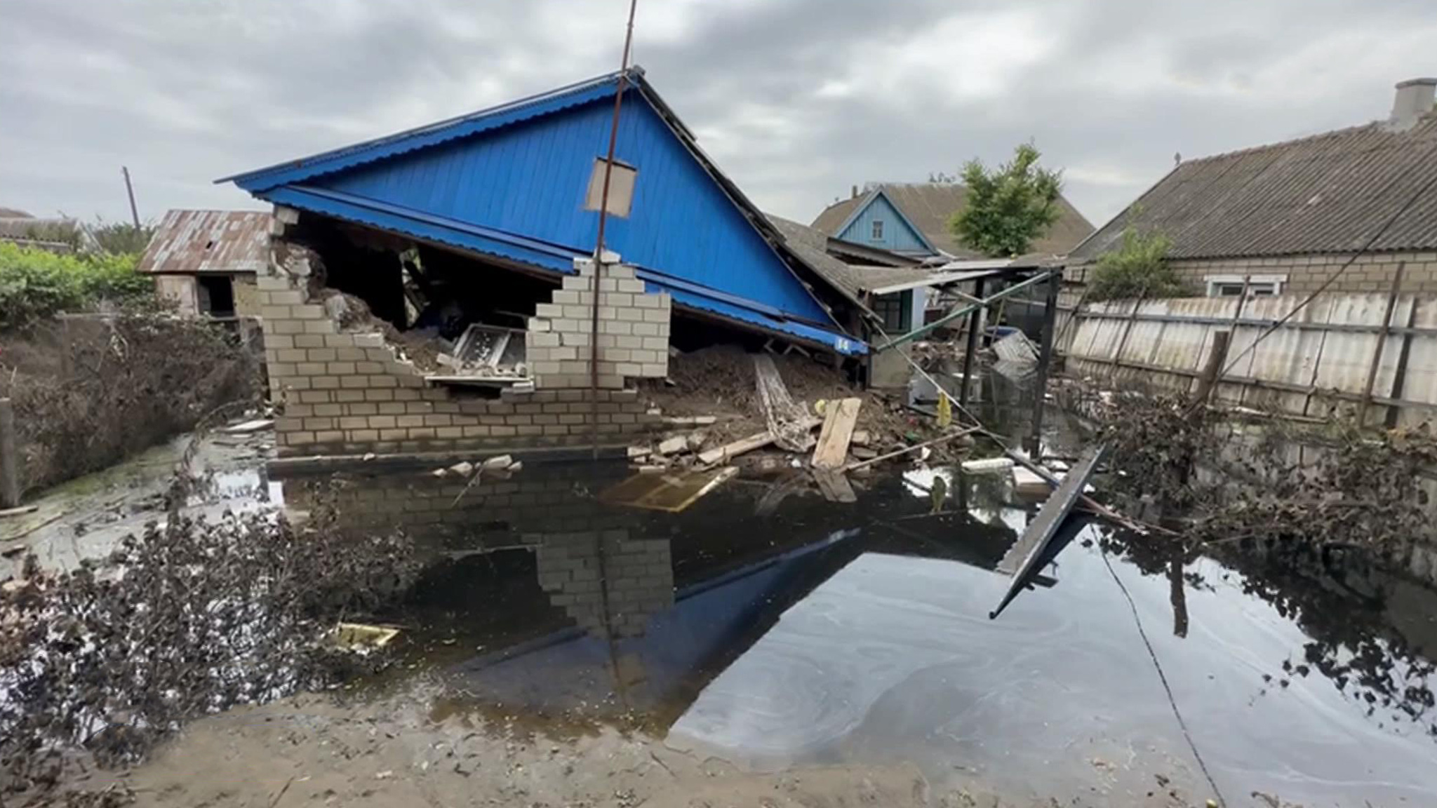 Сход воды на Херсонщине обнажает разрушительные последствия