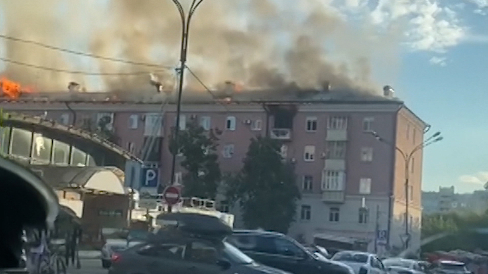В Казани загорелся жилой дом