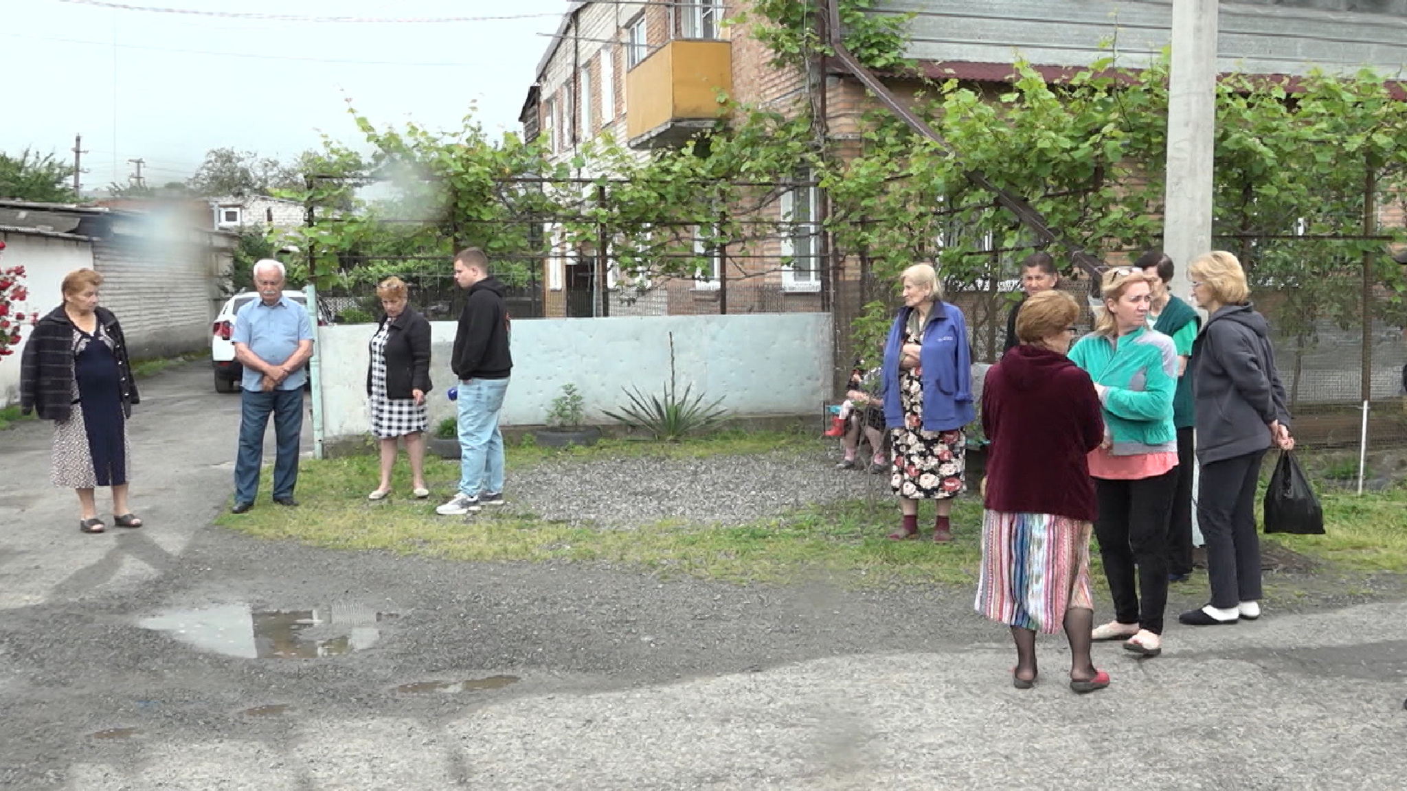 Жители улицы Мира в Ногире жалуются на слабый напор и плохое качество воды