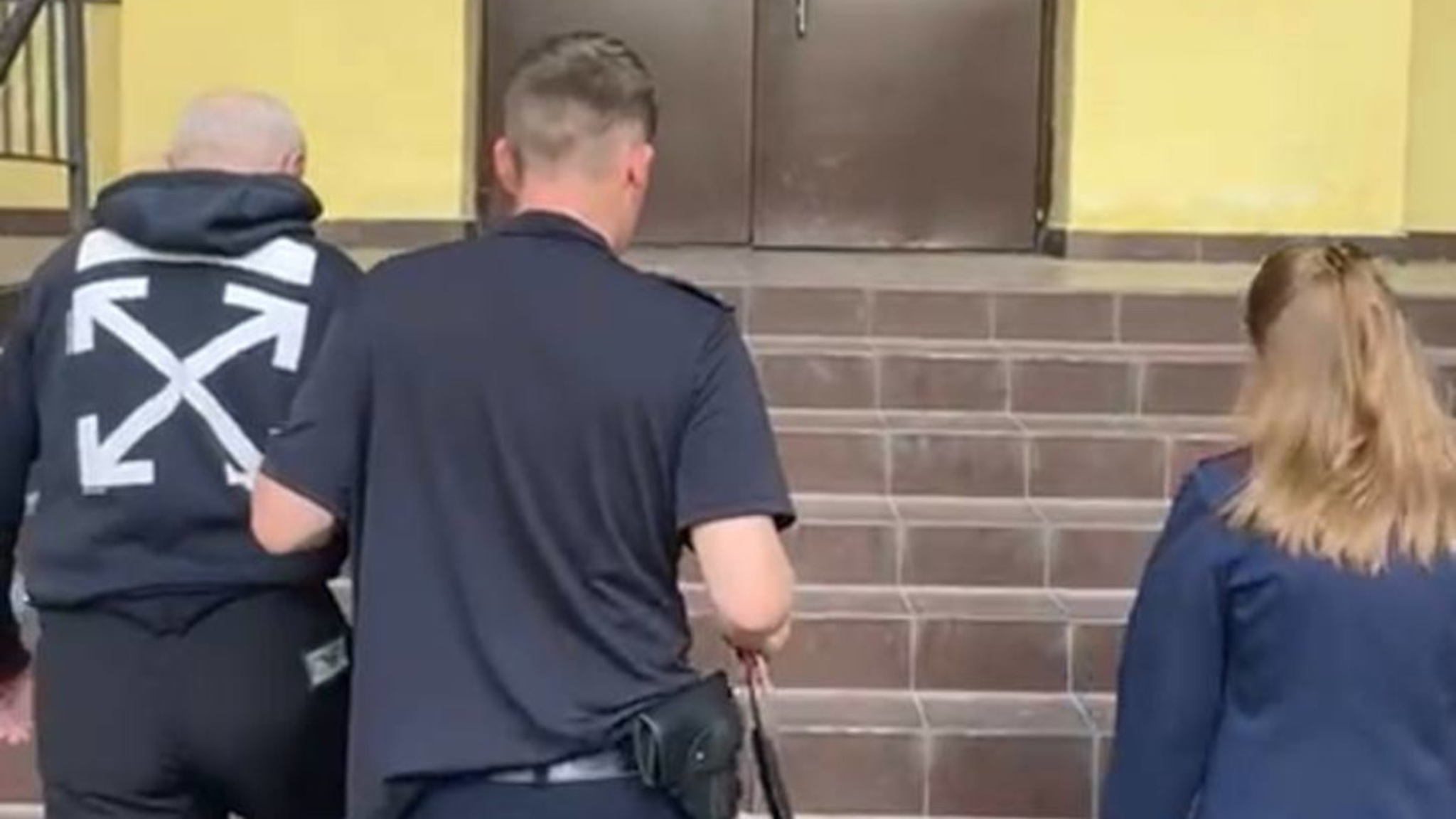 СК показал кадры задержания подозреваемого в поджоге человека