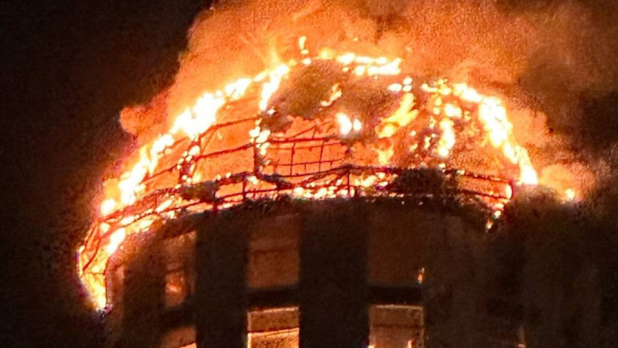 В Сети появились кадры горящей белгородской многоэтажки