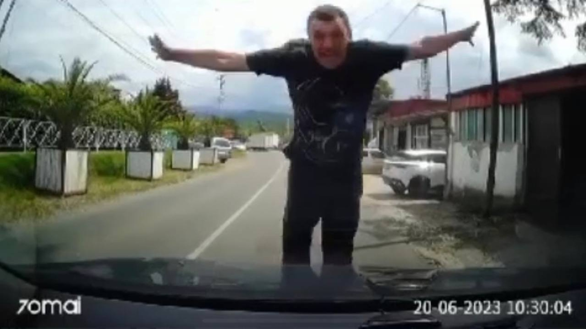 В Сочи неадекватный мужчина бросался на проезжающие автомобили
