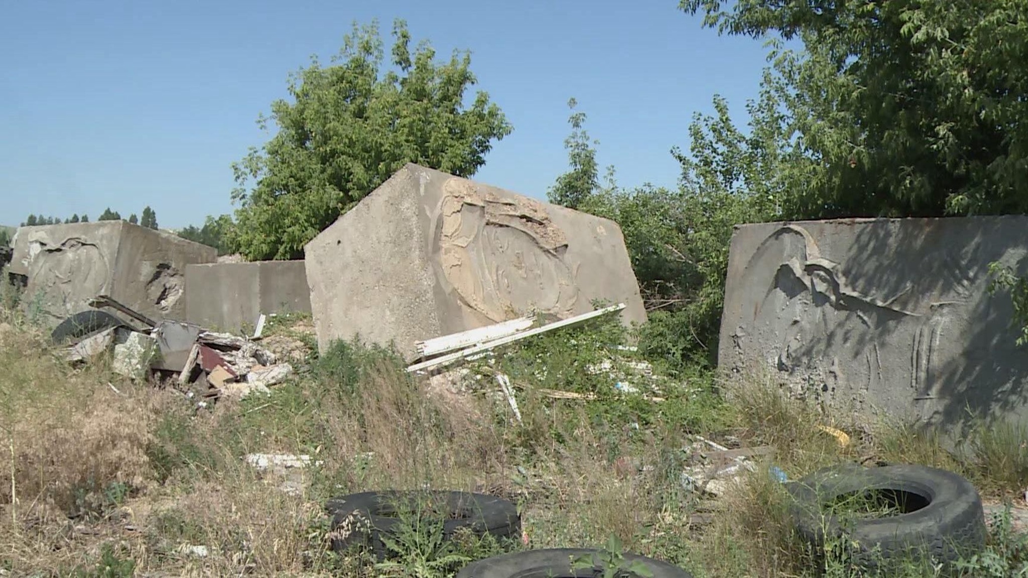 Пятиметровые стелы с изображением советских солдат нашли на пустыре в Волгограде