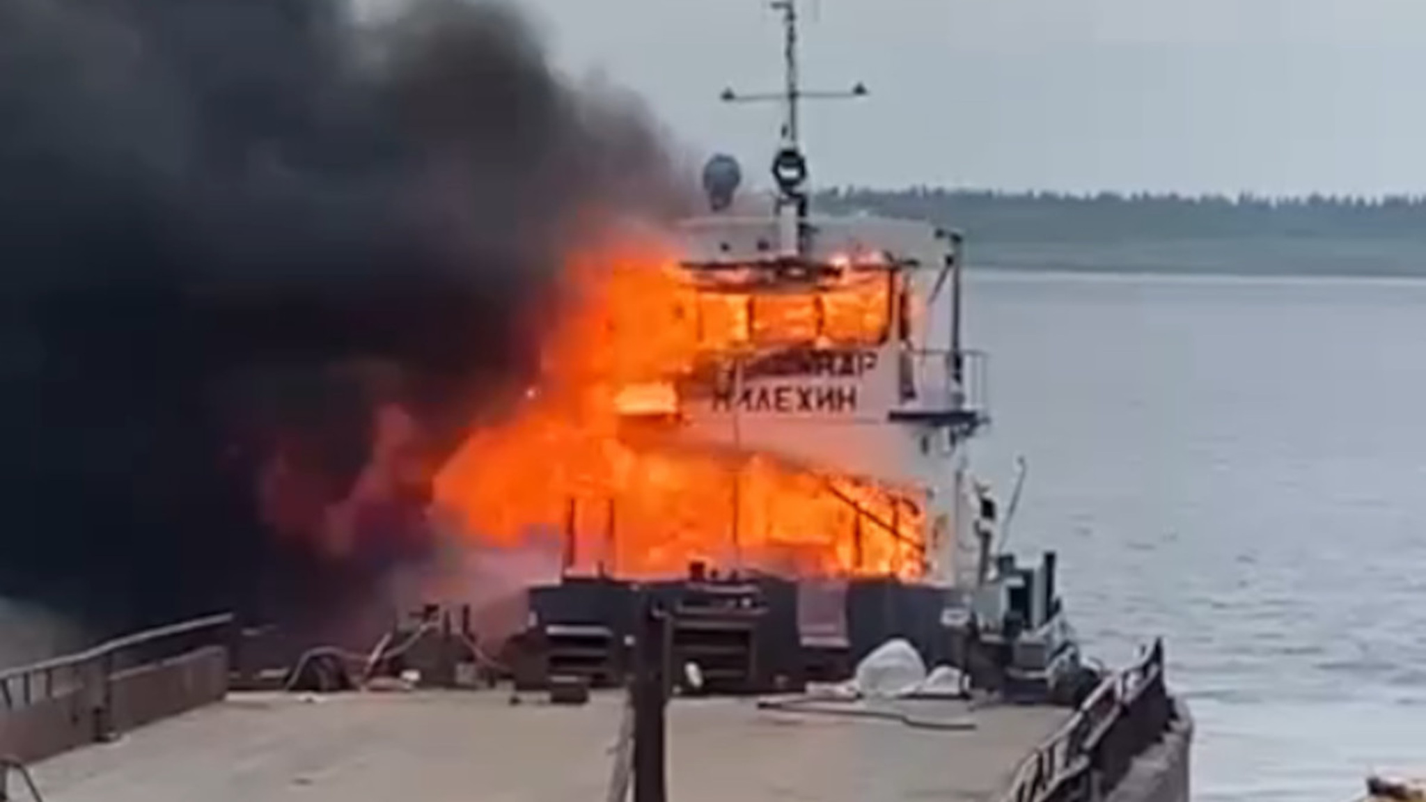 Кадры горящего у берега буксира показала транспортная прокуратура
