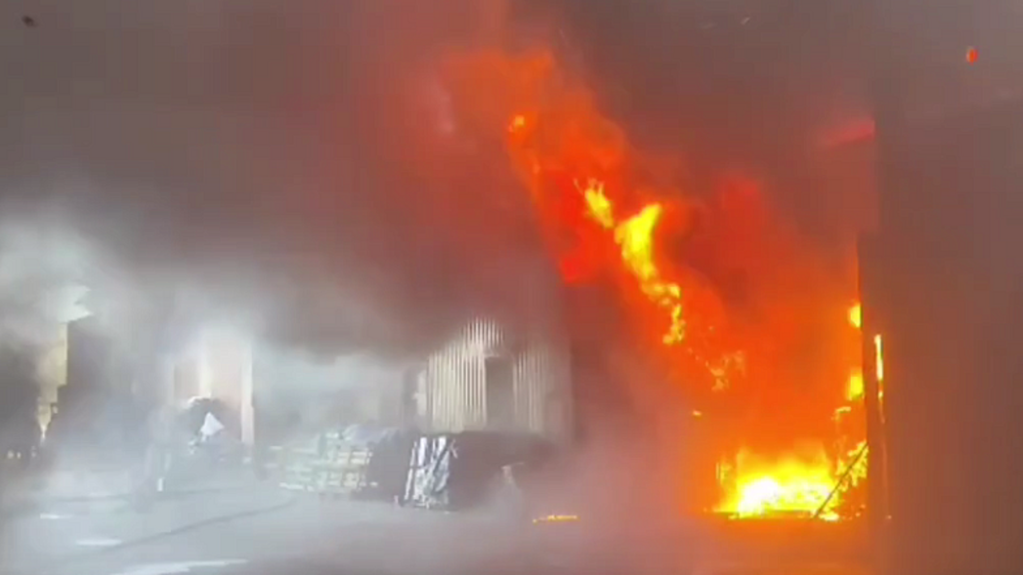 Под Ростовом горит большой склад на рынке "Альтус"