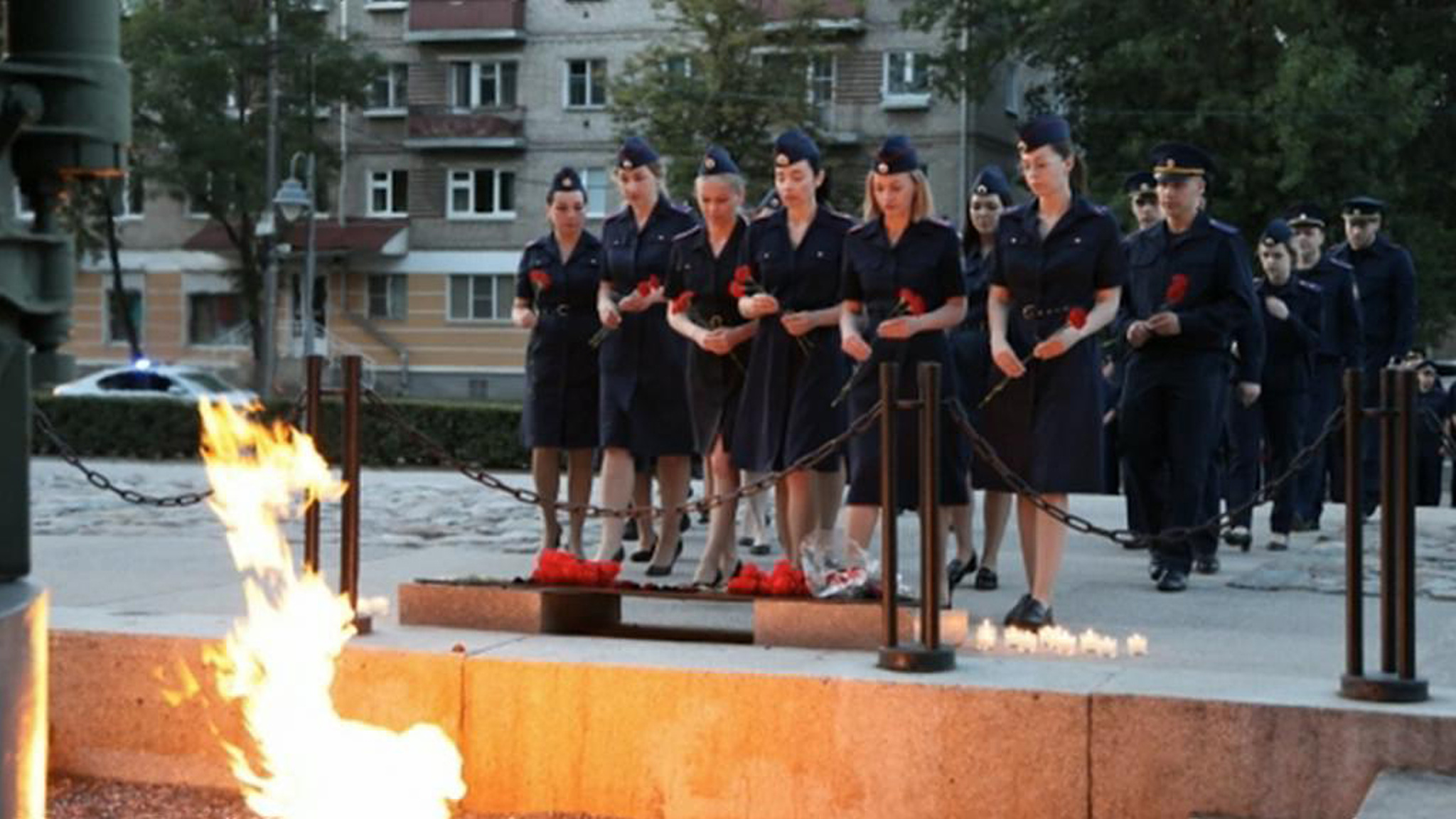 Бастрыкин возложил цветы к Вечному огню в Брестской крепости
