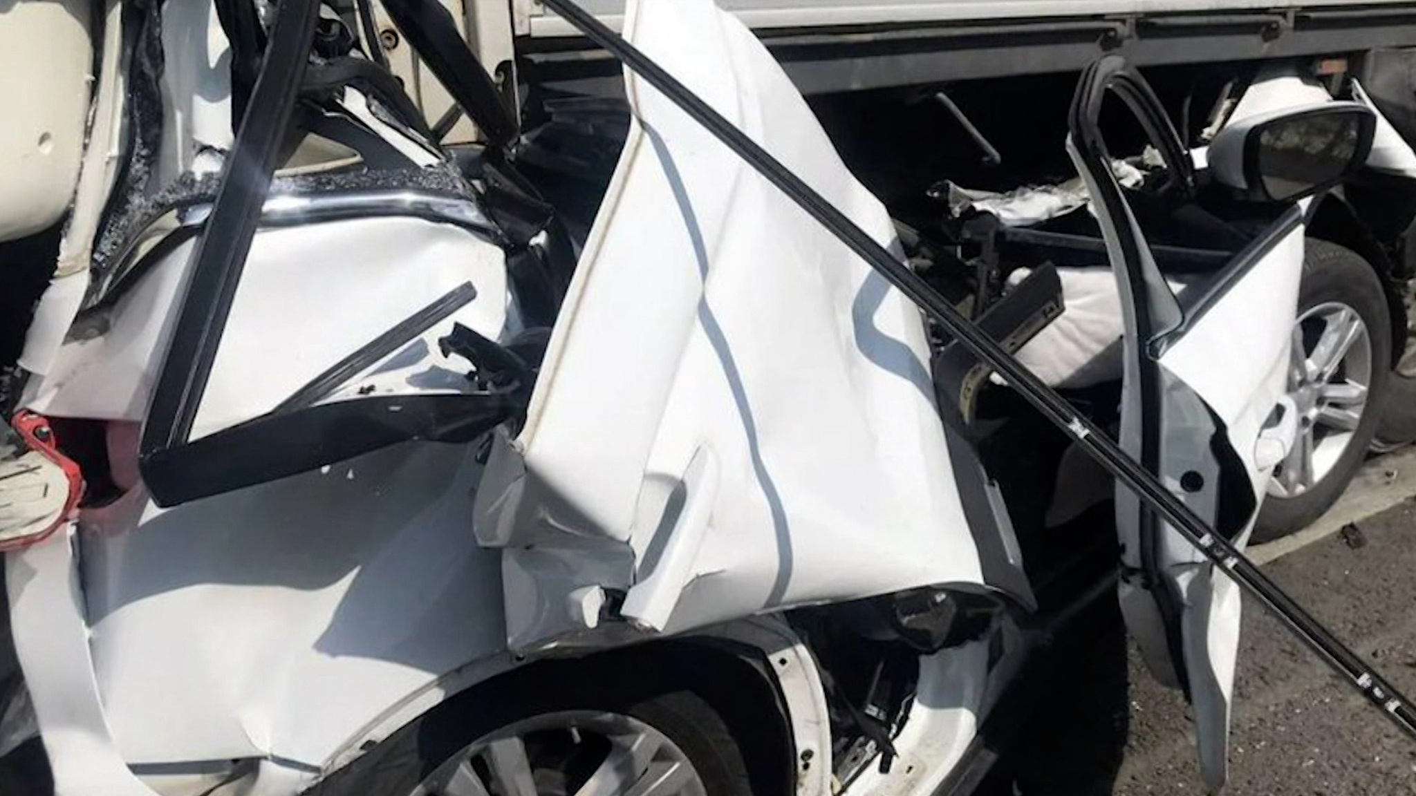 Под Нижним Новгородом грузовики раздавили легковушку
