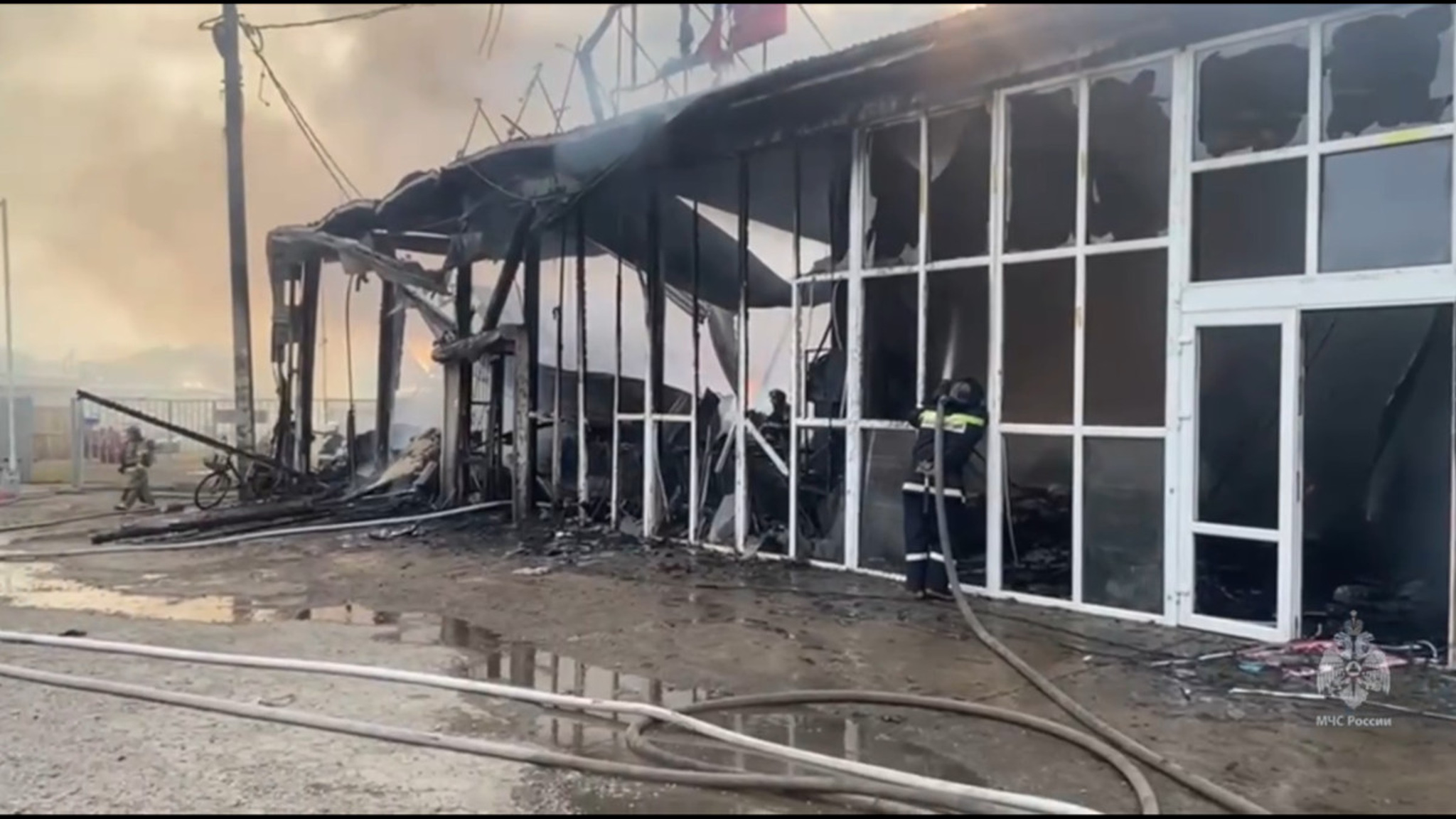 В Краснодаре загорелся крупный магазин