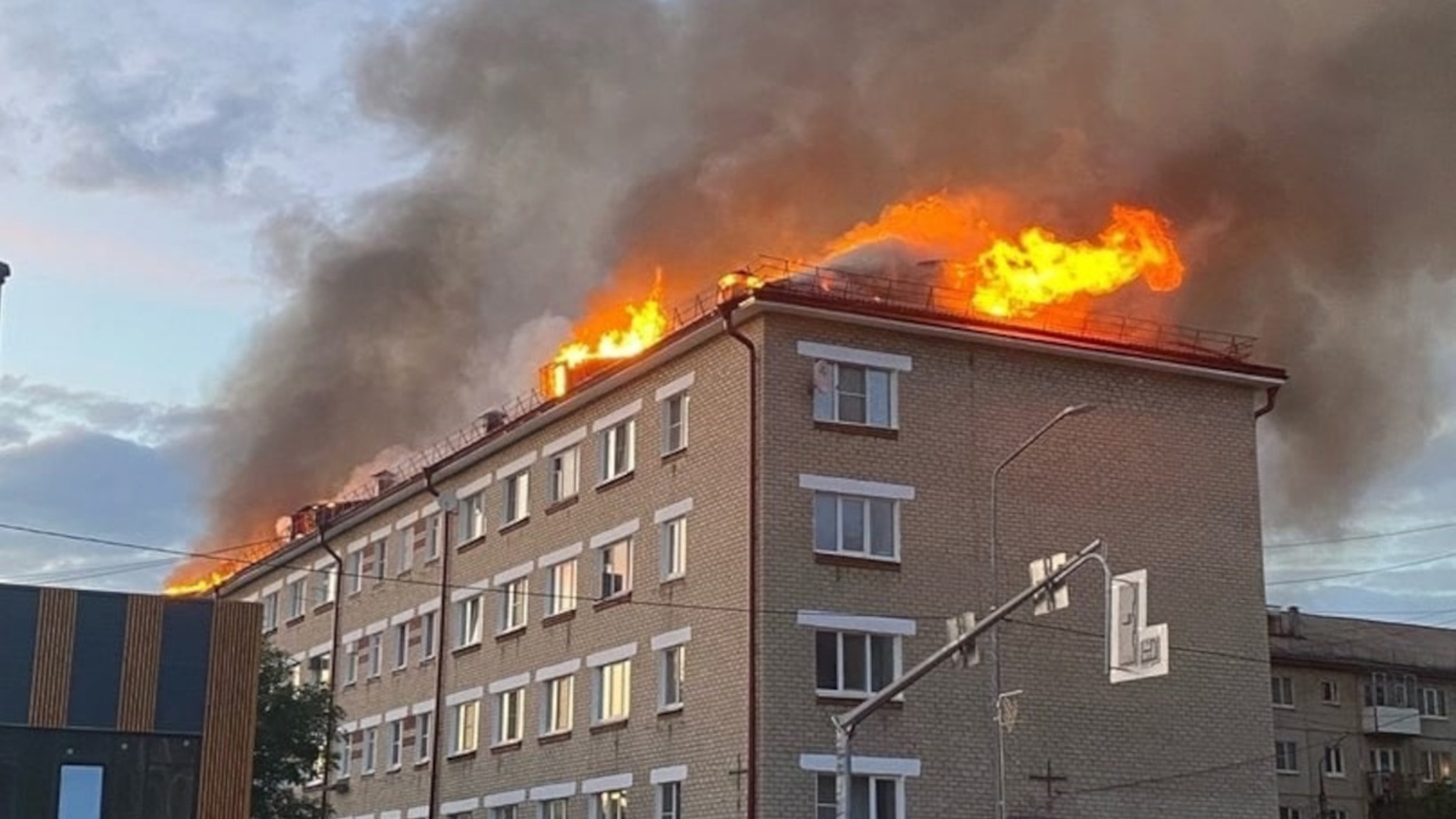 Очевидцы сняли на видео горящую крышу общежития в Первоуральске
