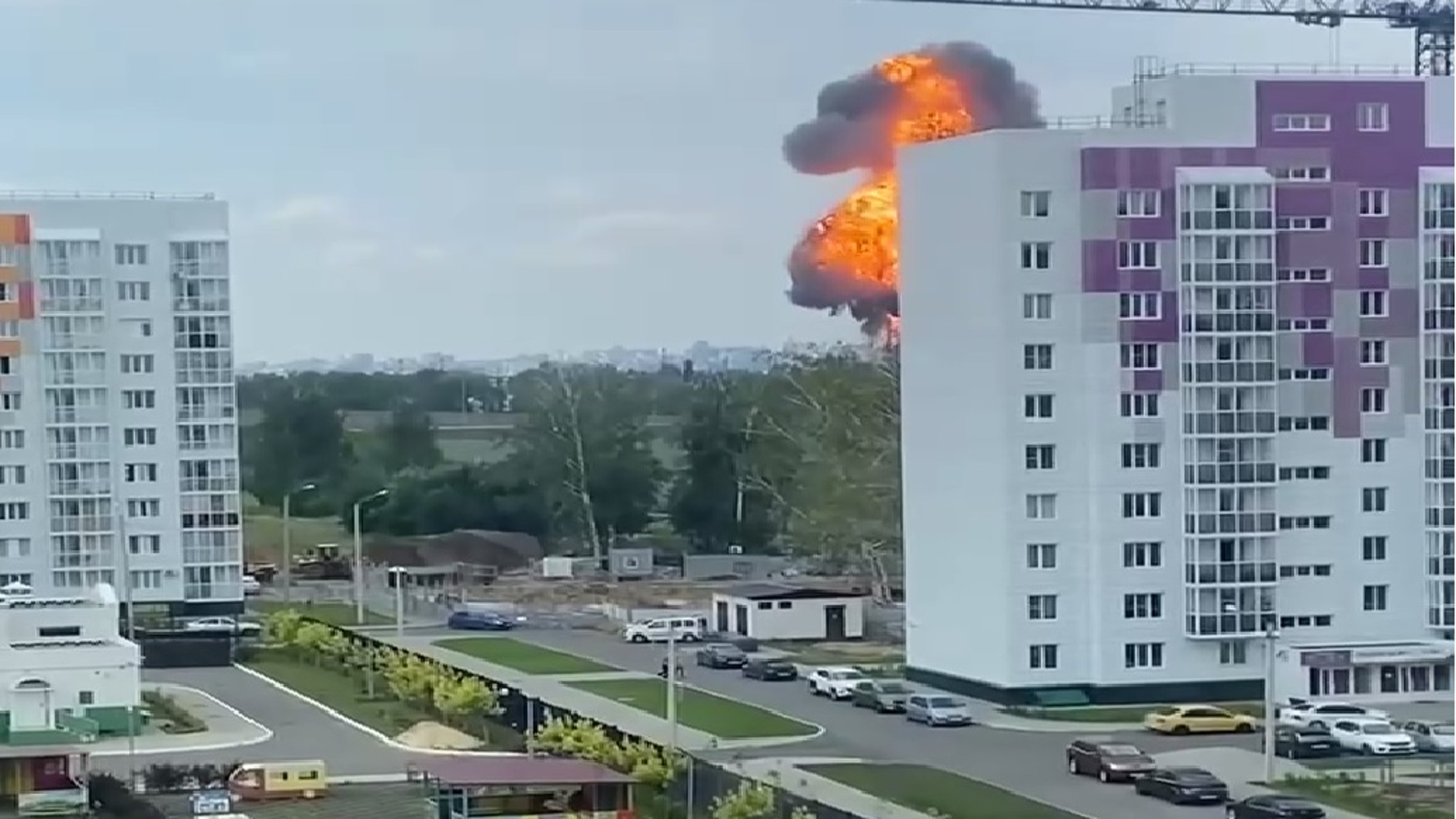 Горящую в Воронеже нефтебазу сняли на видео