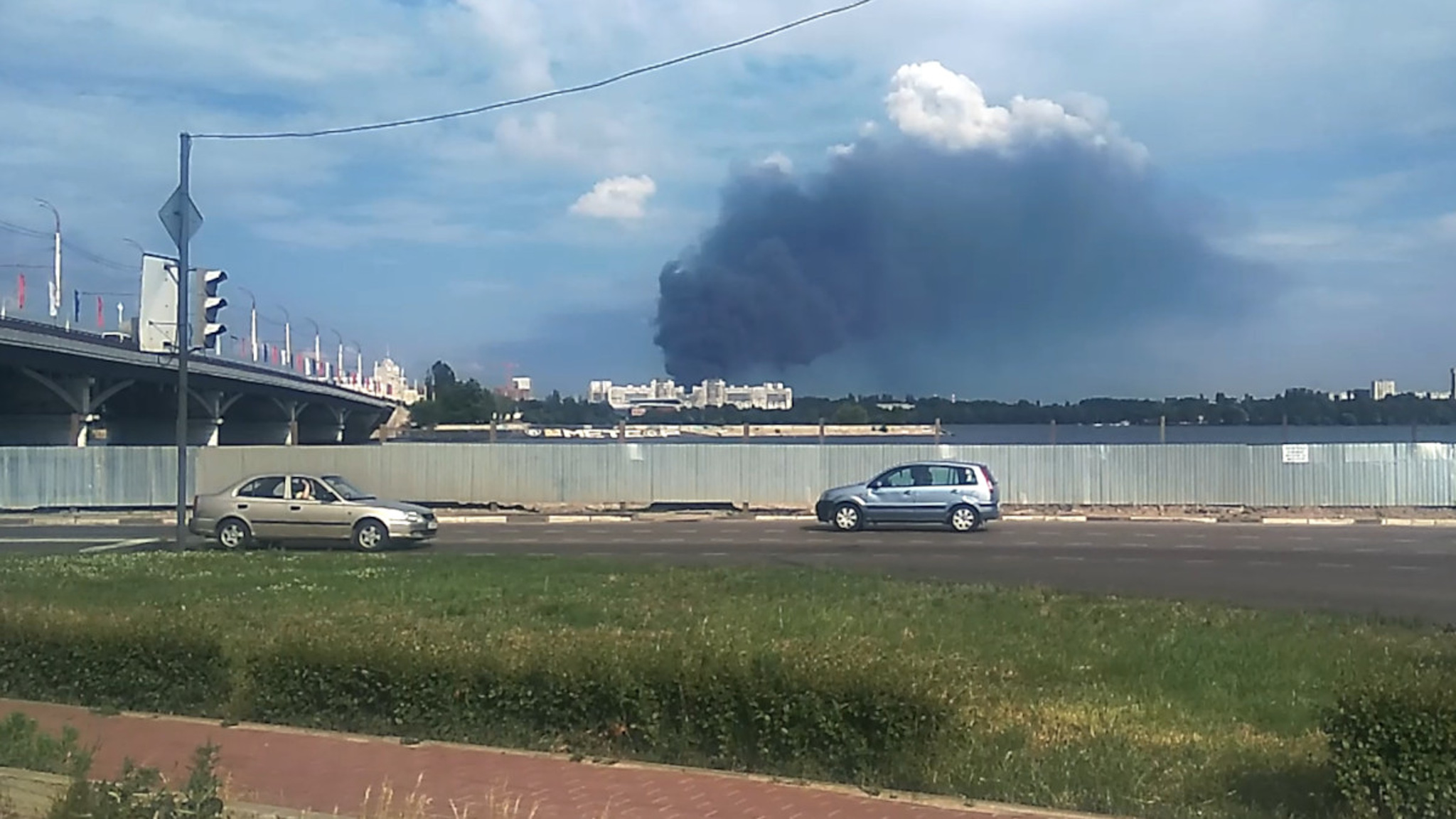В Воронеже от места пожара на нефтебазе все еще поднимается черный дым