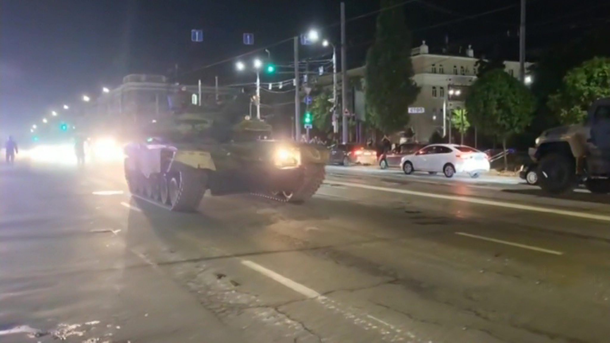 Дороги Ростова-на-Дону ремонтируют после танков "Вагнера"