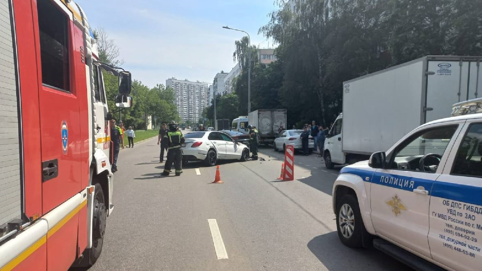 В Москве водитель Mercedes снес легковушку и опрокинулся на крышу