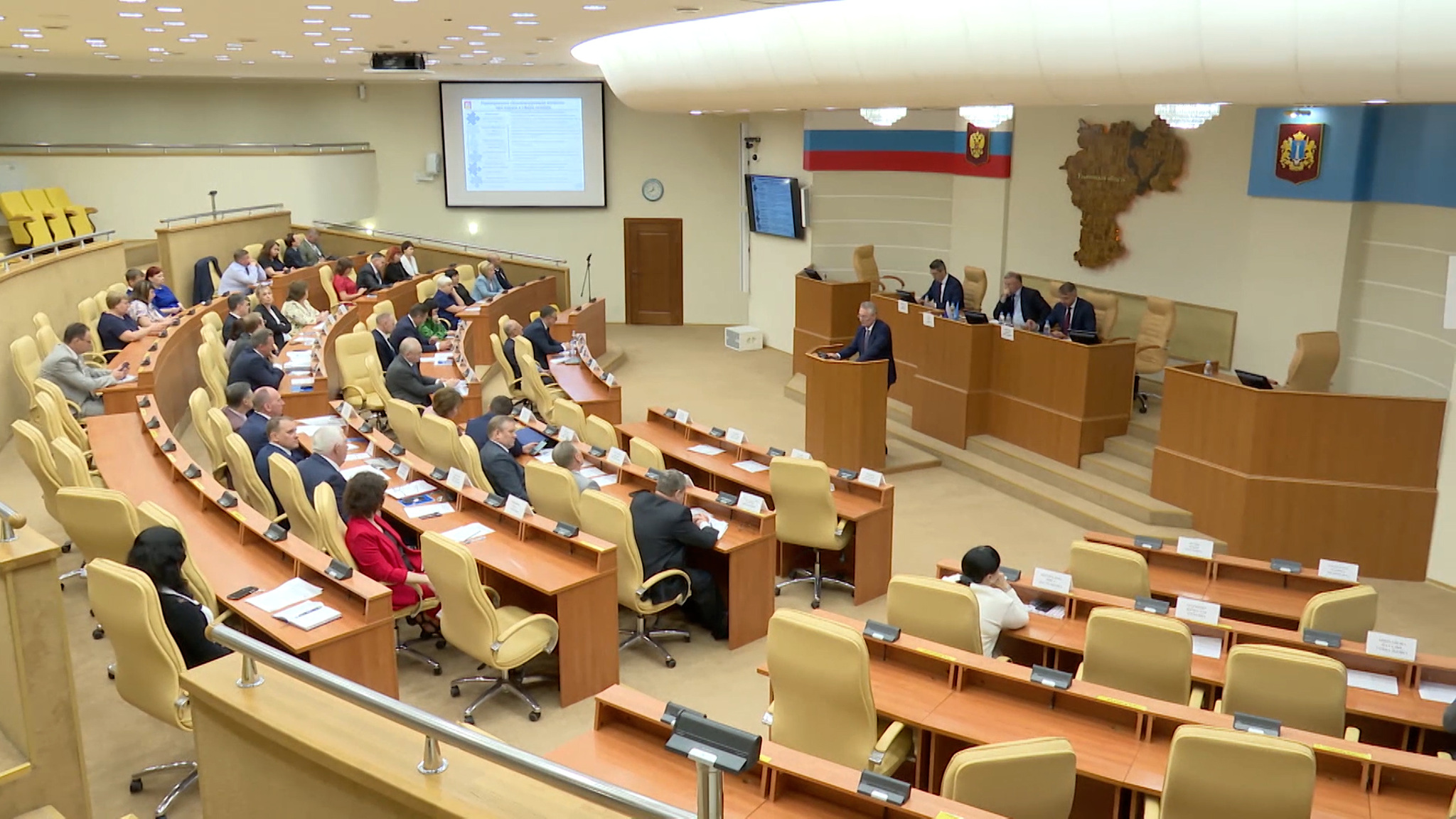 В преддверии 25-летия ульяновской Счетной палаты в ЗСО прошел межрегиональный круглый стол