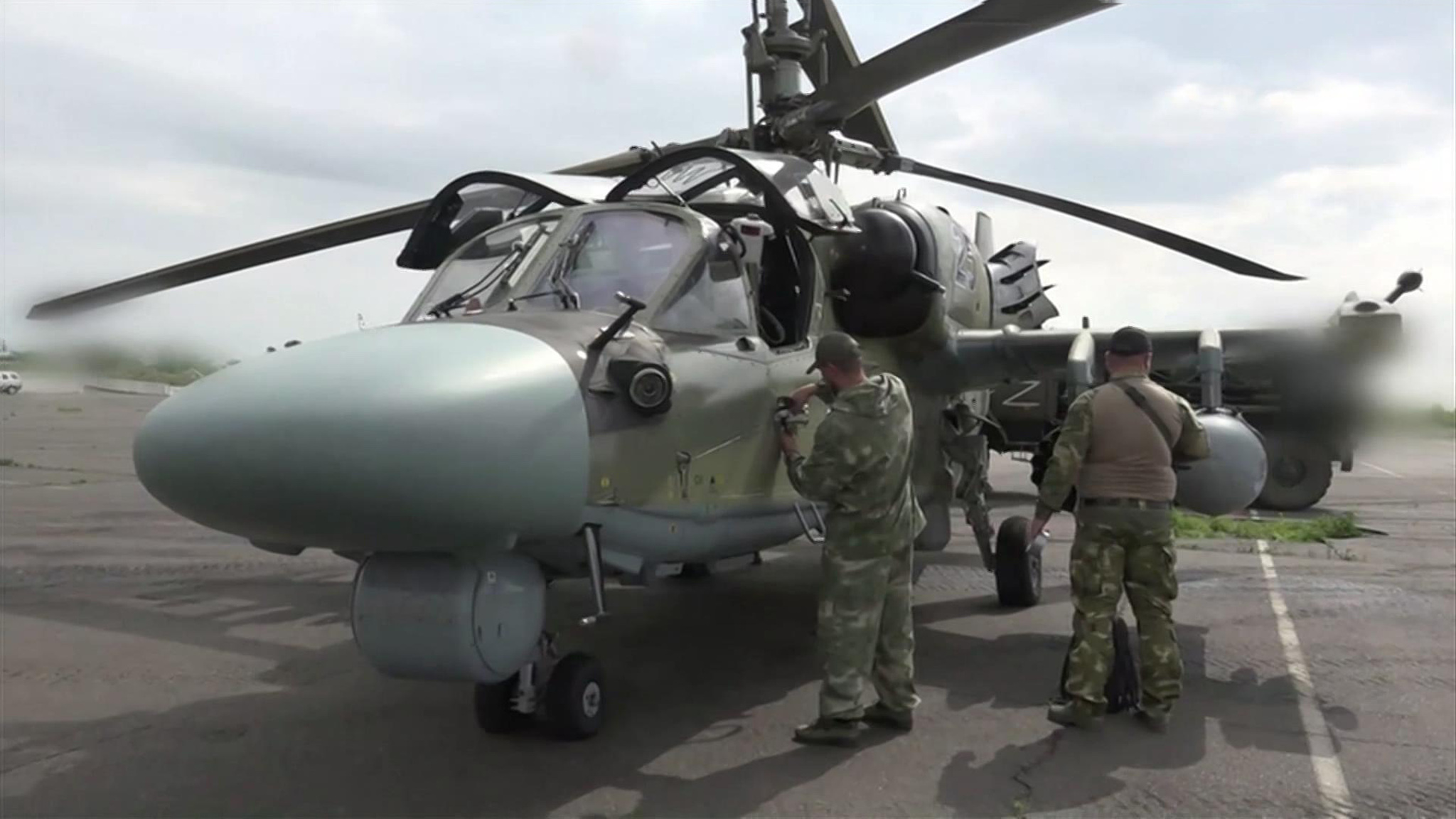 Вертолеты Ка-52 точными ударами уничтожают военную технику ВСУ