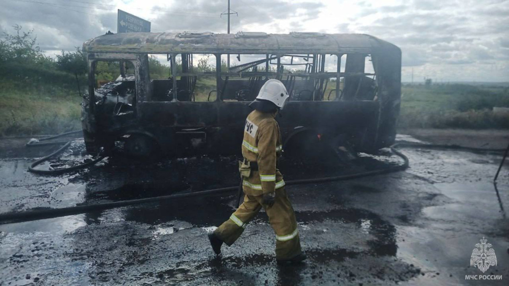 Перевозивший школьников автобус загорелся во время движения