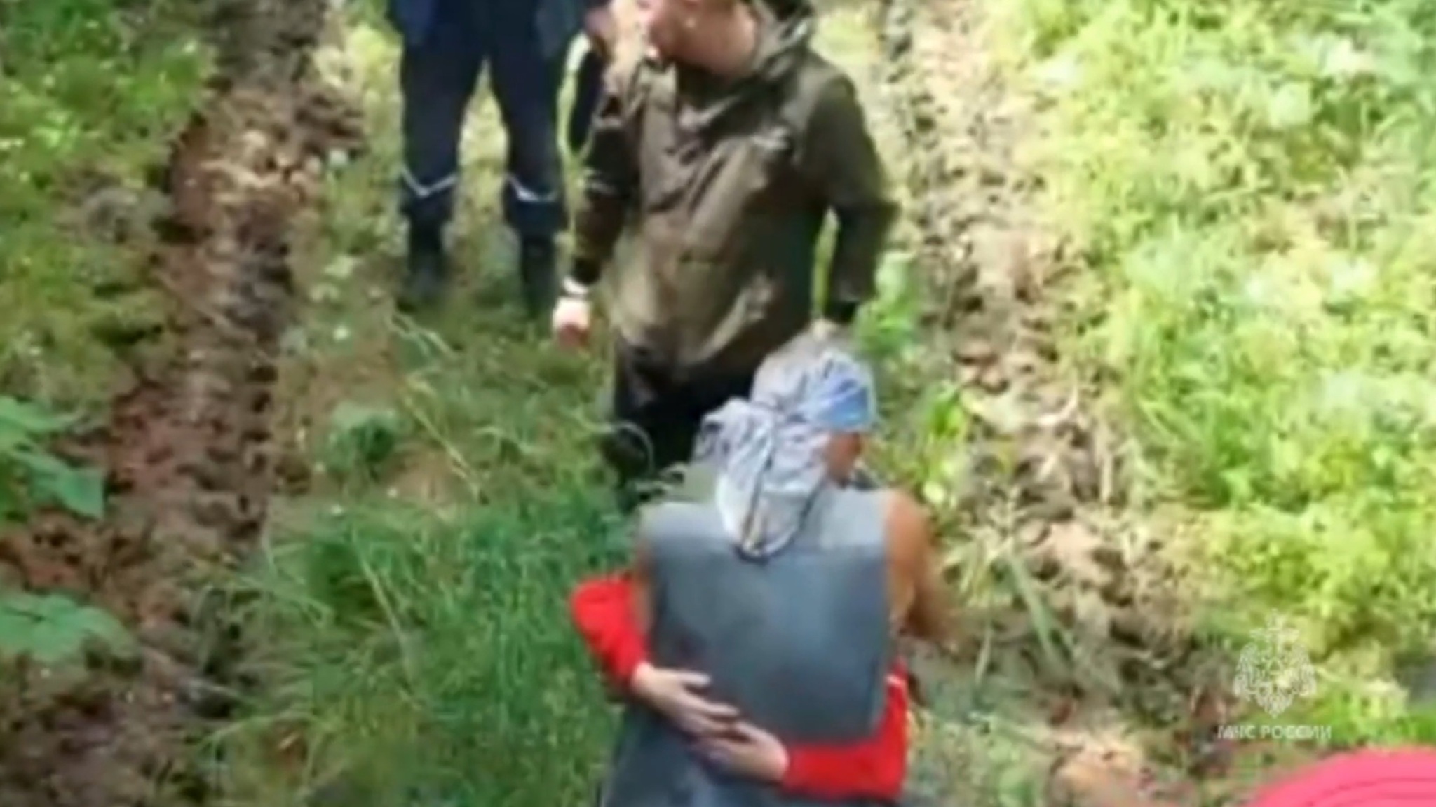 Опубликованы кадры со спасенным в амурской тайге мальчиком