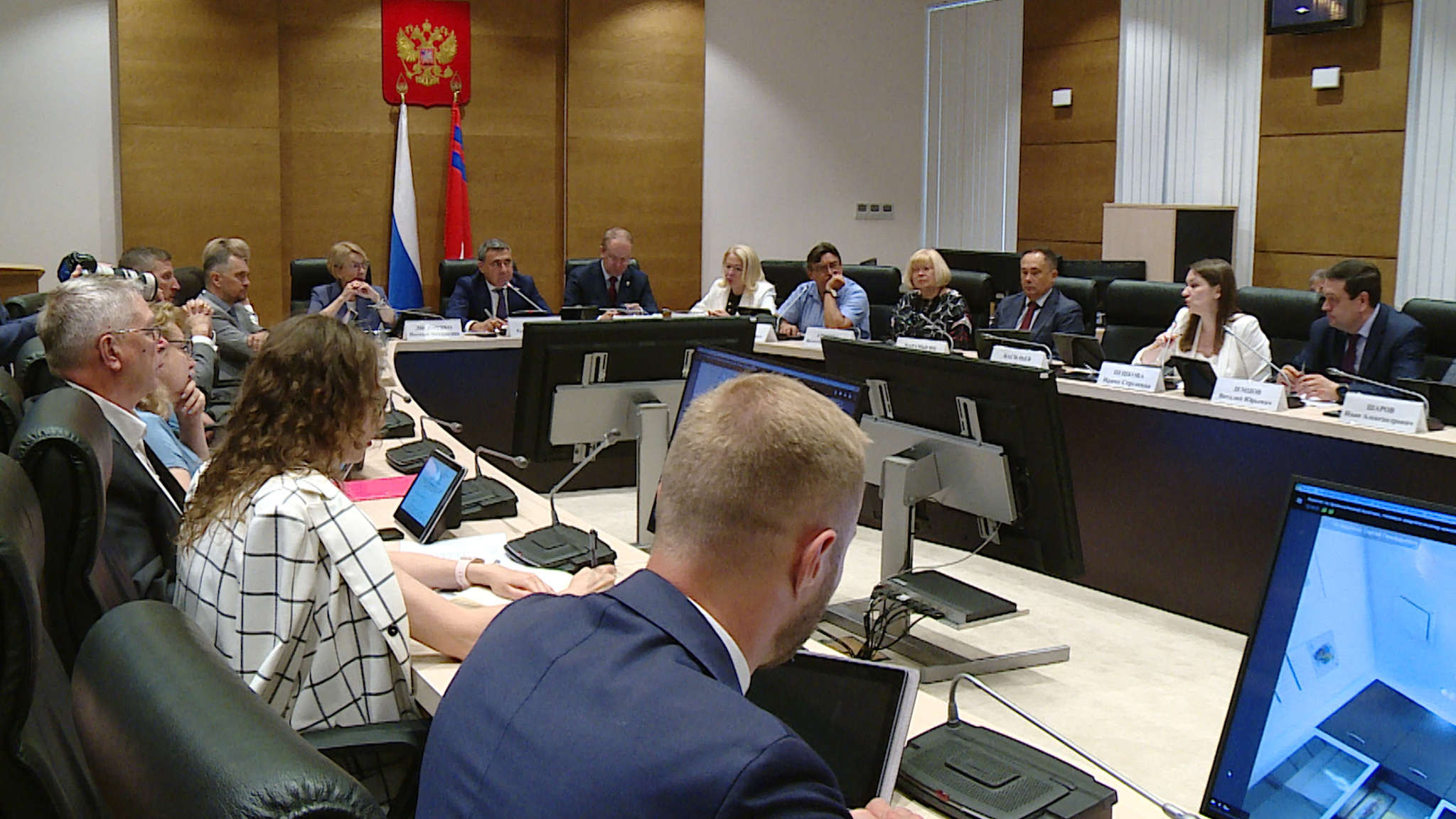 Причины введения платных парковок в волгоградском регионе объяснили в облдуме