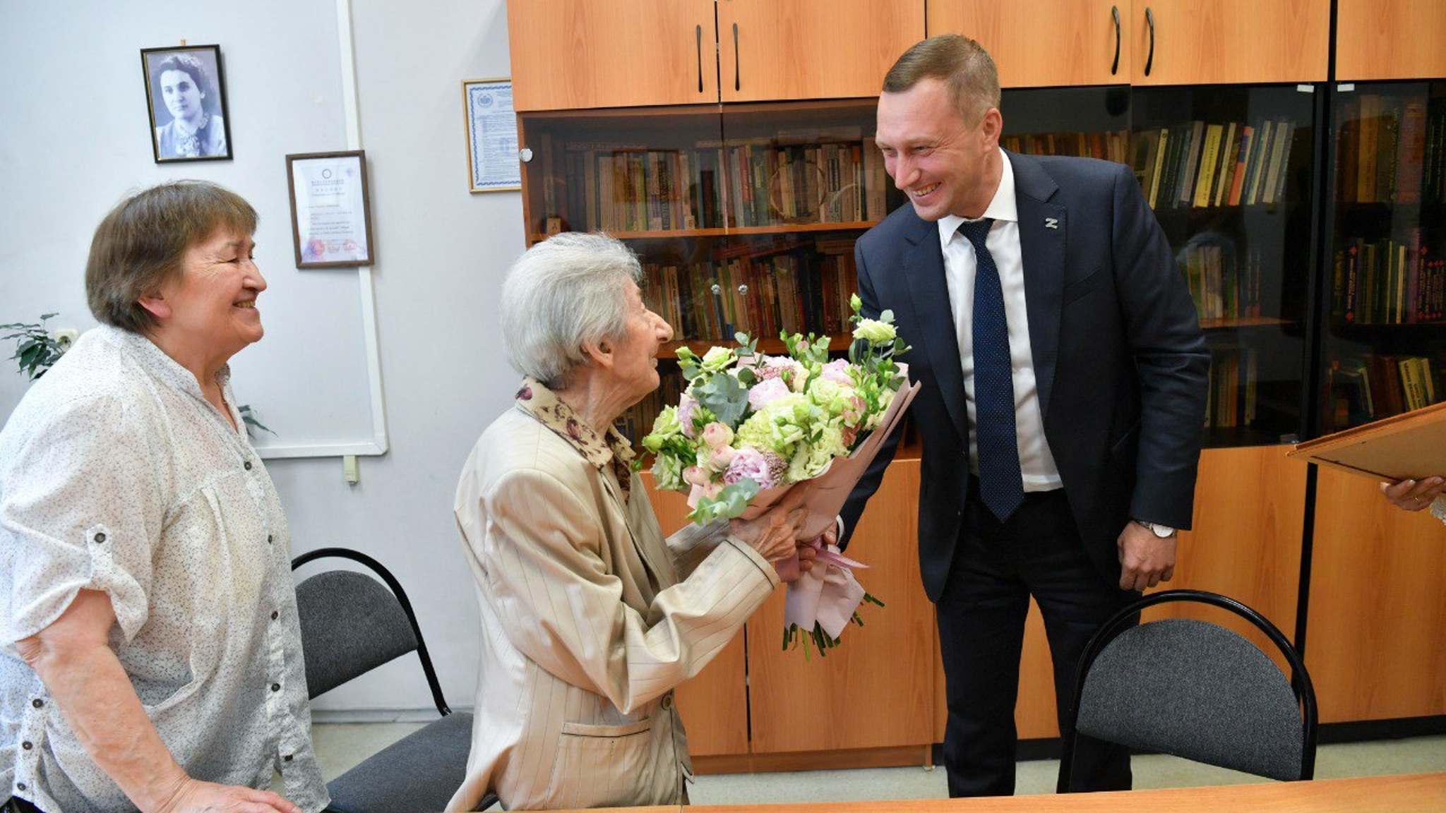 Роман Бусаргин поздравил Ольгу Сиротинину со 100-летним юбилеем
