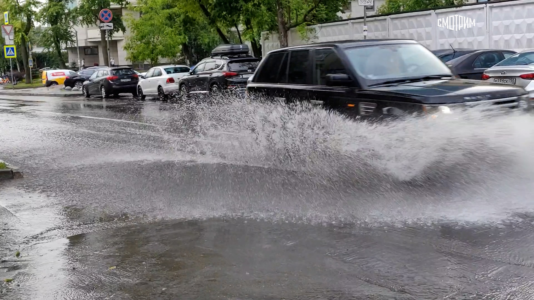 Столичный дептранс пересаживает москвичей на метро из-за ливней