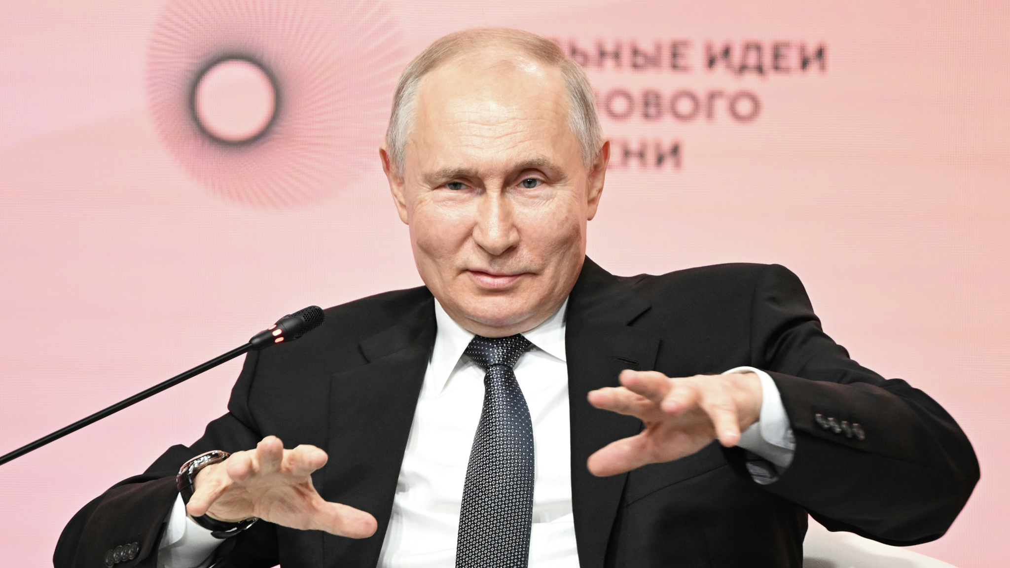 Путин оценил лучшие разработки на выставке новых российских брендов