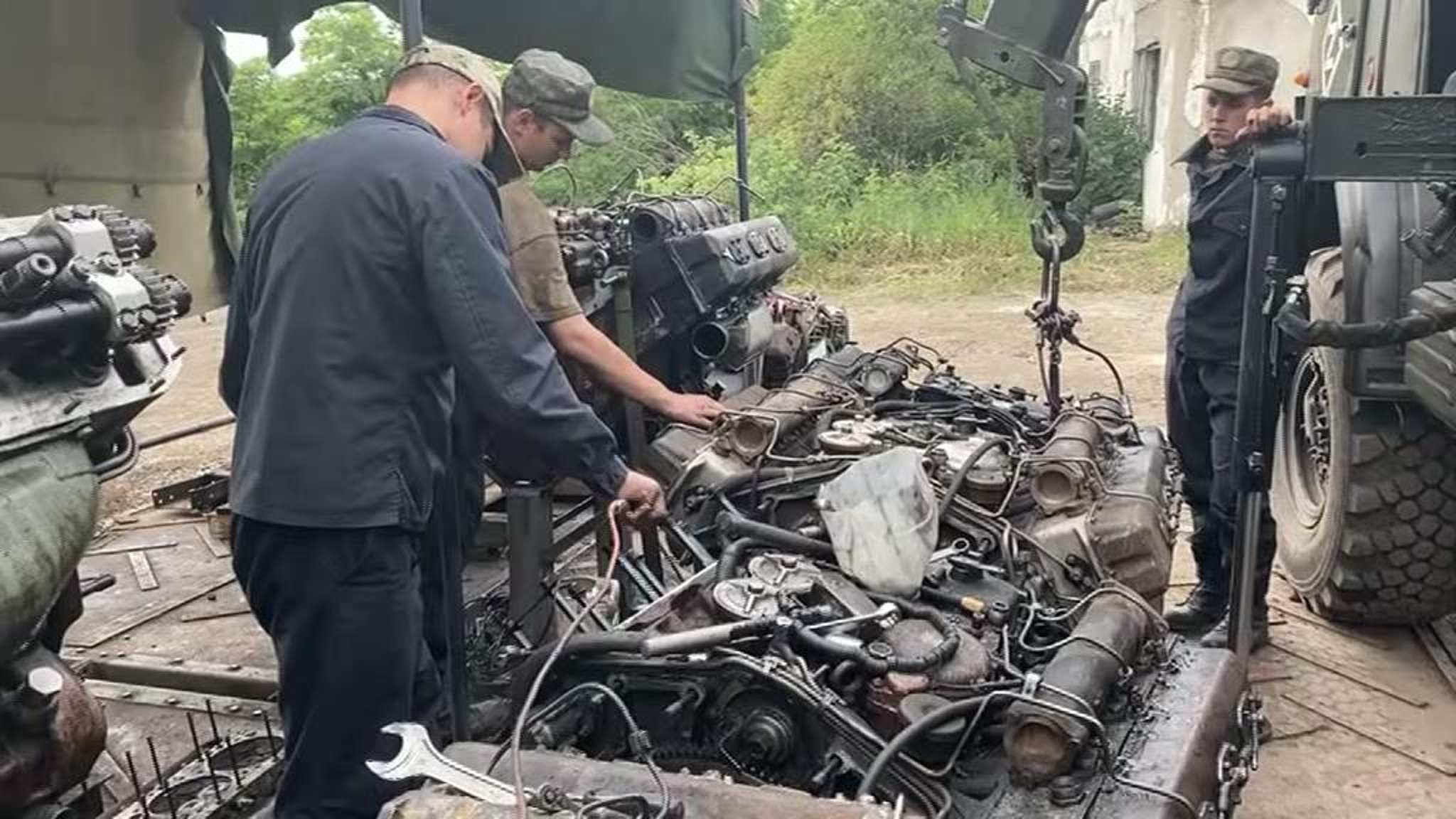 Военные механики ремонтируют и модернизируют технику прямо на передовой
