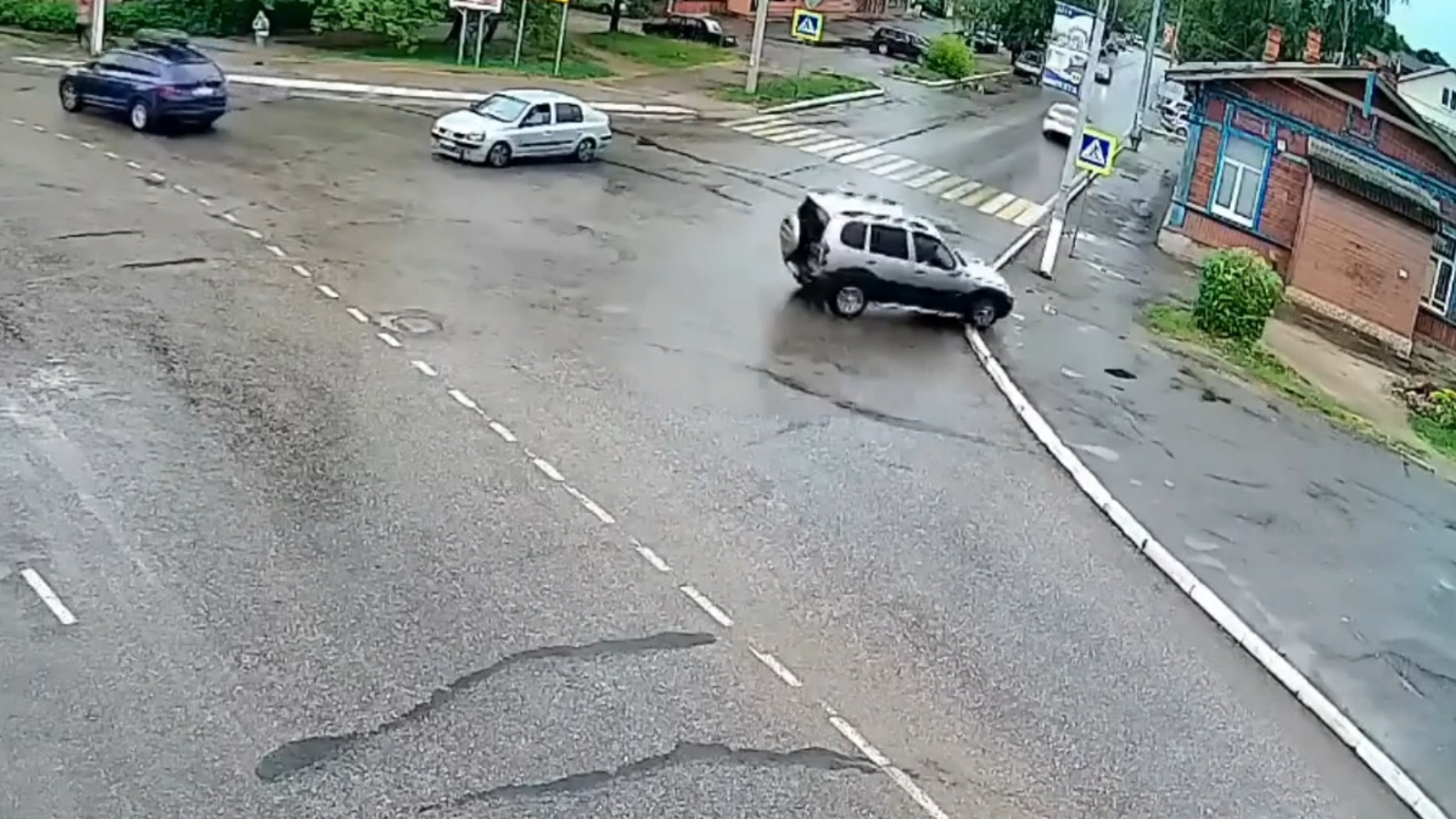 Нетрезвый водитель не вписался в поворот и травмировал девушку-пешехода