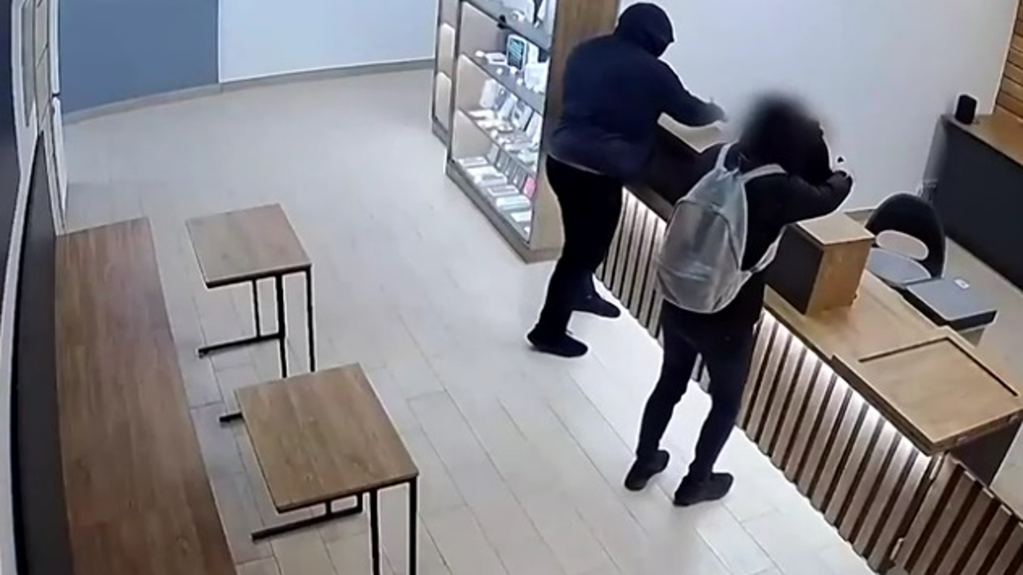 Появились кадры разбойного нападения с игрушечным пистолетом в Уфе
