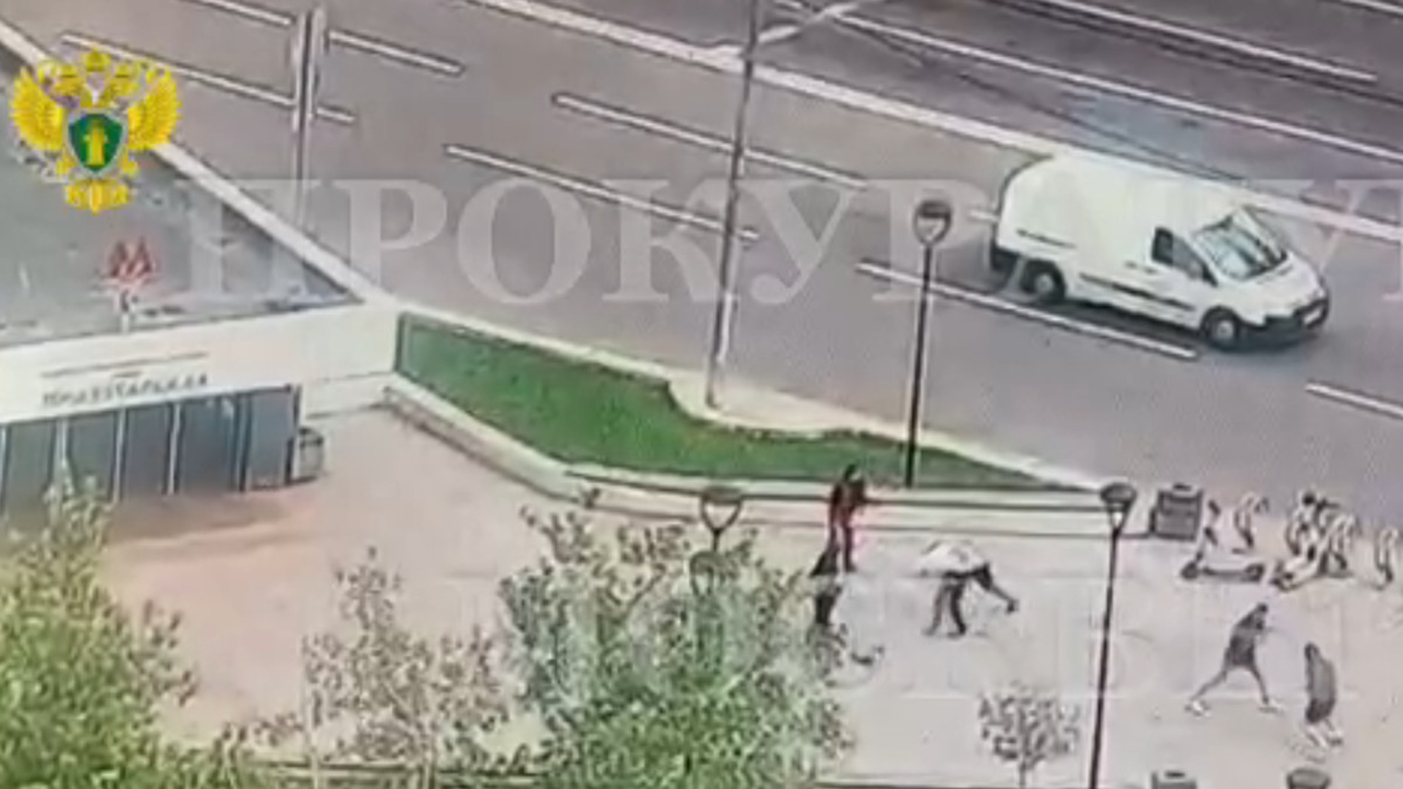 Драку двух пьяных мужчин с группой молодых людей сняла камера
