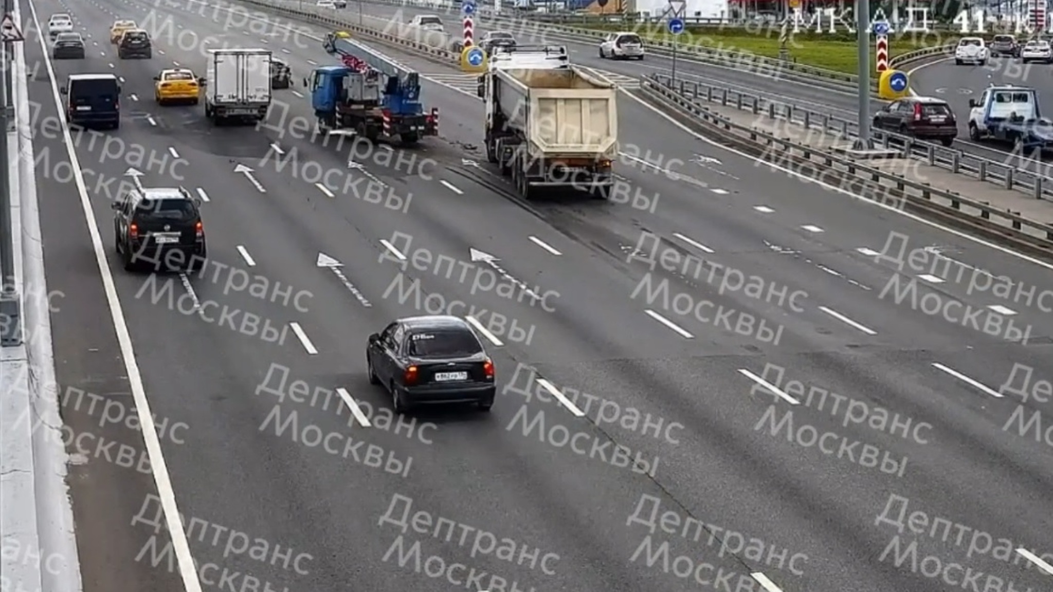 Столкновение легковушки и двух грузовиков на МКАД попало на видео