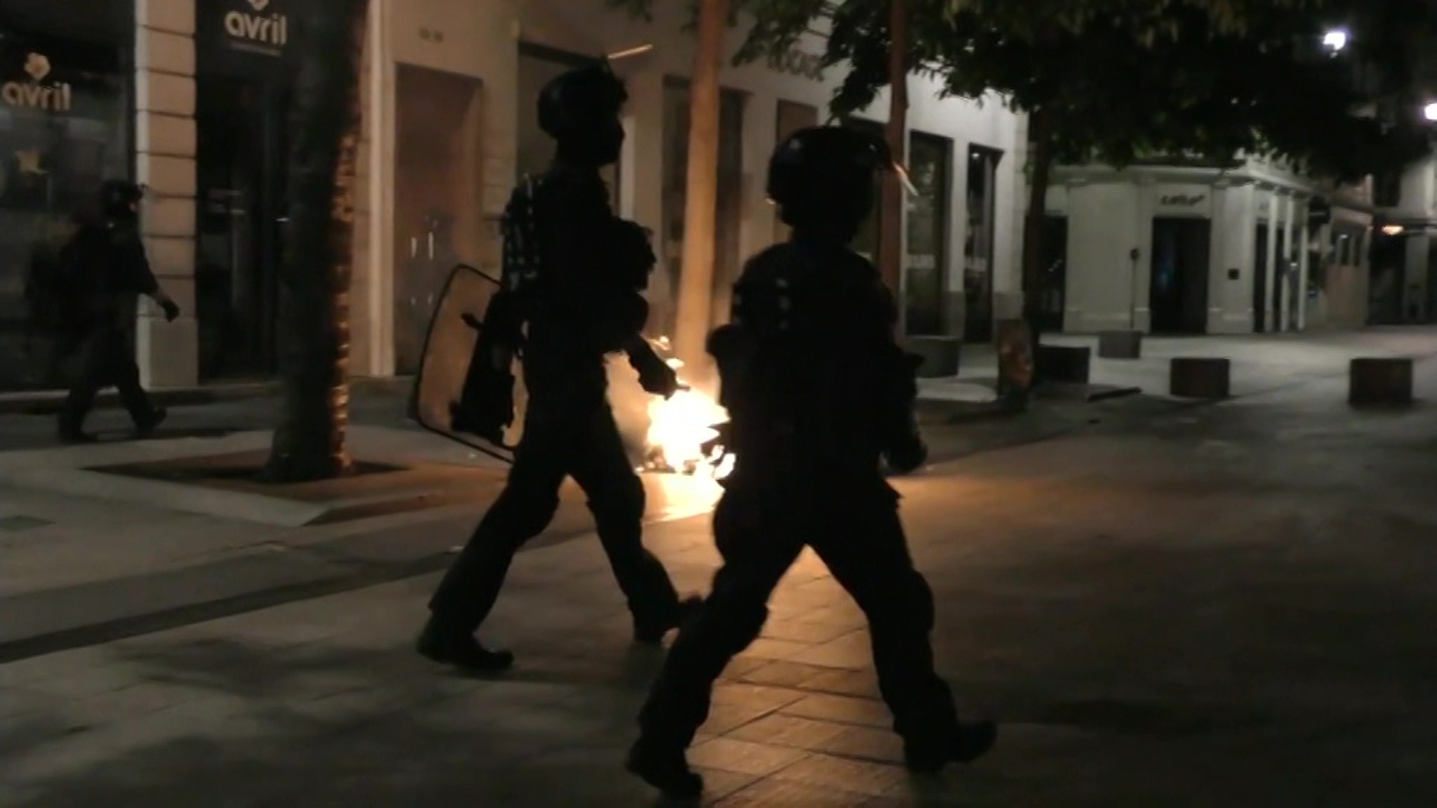 Больше всего от беспорядков во Франции пострадали обычные люди