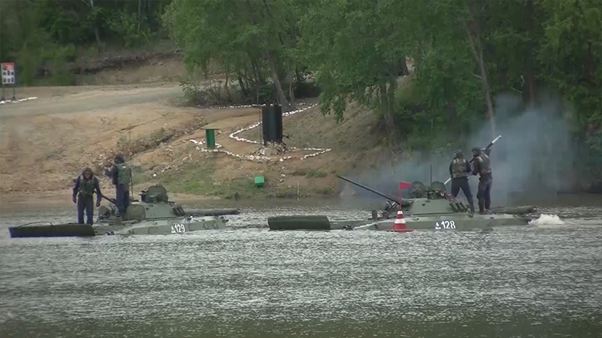 Курсанты ДВОКУ тренировались в специально оборудованном водоеме